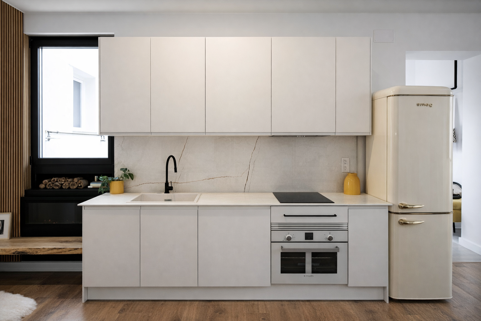 Cocina moderna con gabinetes blancos, repisa con madera, ventana con vista y electrodomésticos vintage, incluyendo un refrigerador beige y un horno eléctrico.