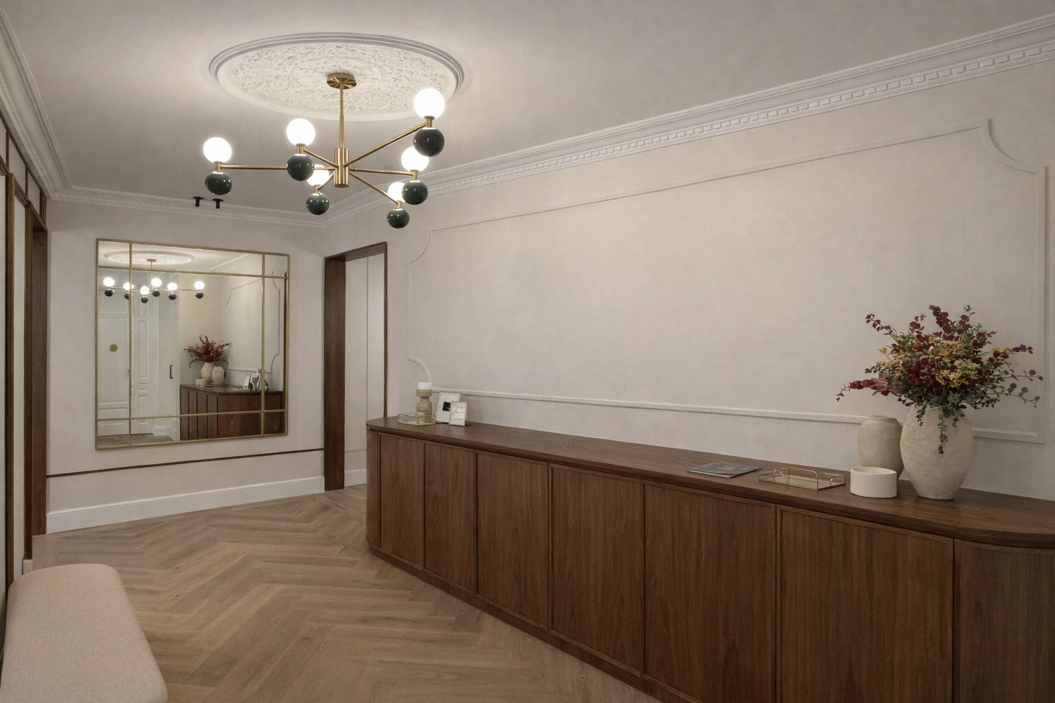 Vestíbulo con lámpara moderna, espejo grande en la pared, mesa de madera con decoraciones y plantas en jarrones, suelo de parquet en forma de espina de pescado.