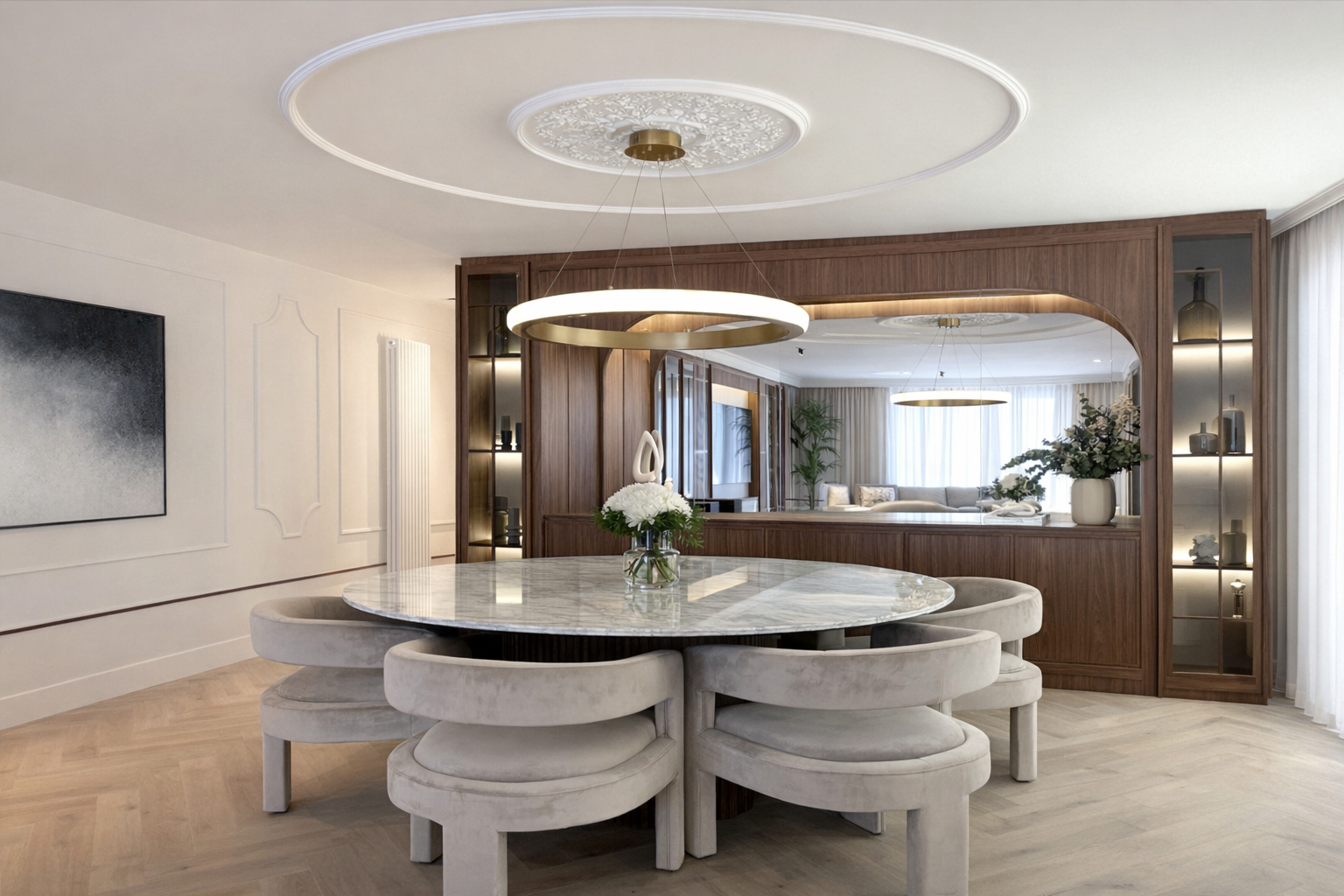 Sala de comedor moderna con mesa de mármol y sillas de terciopelo gris, decorada con flores blancas en un jarrón, con paredes blancas, un mural en tonos oscuros y estanterías de madera con objetos decorativos, y cortinas blancas en ventanas grandes.