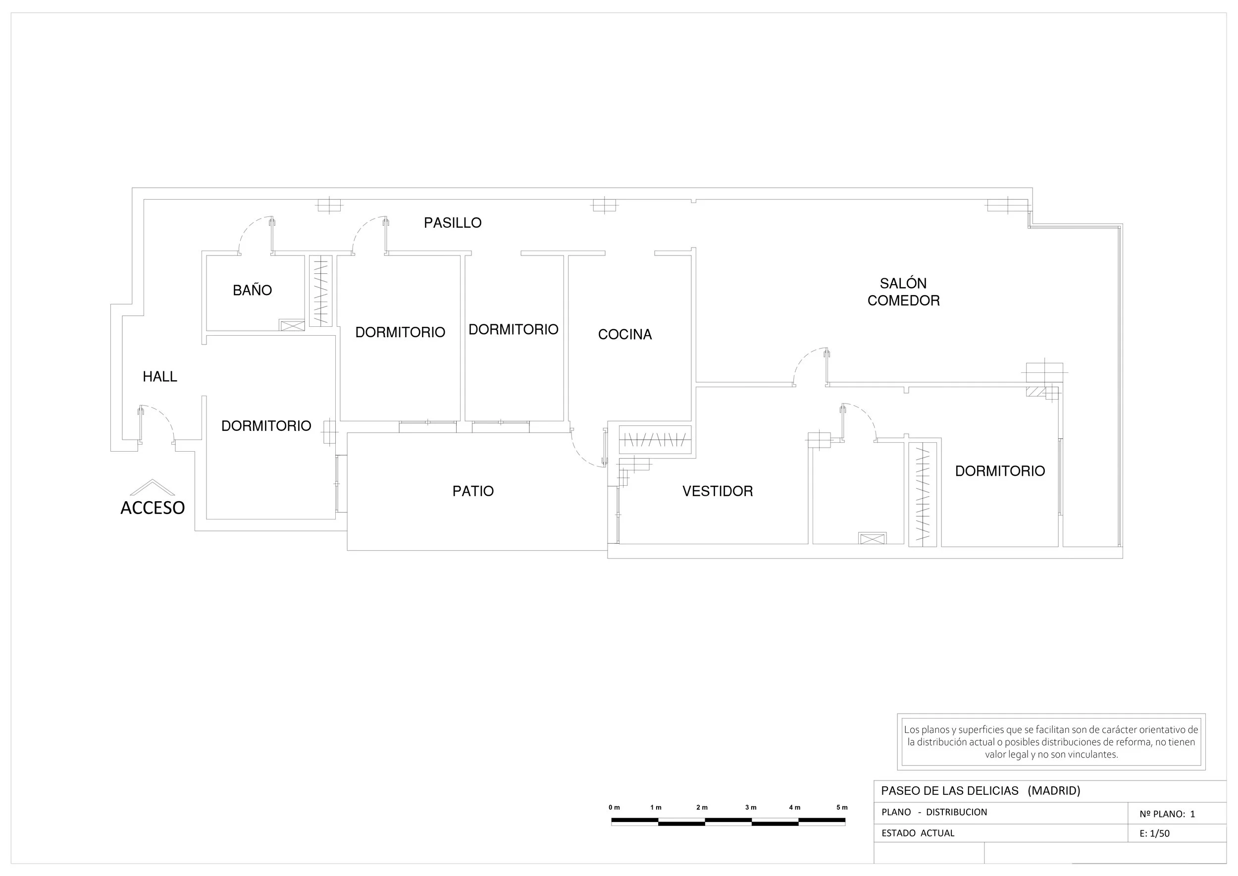 Plano de una vivienda con áreas de dormitorios, baños, cocina, salón comedor, vestidor, patio, pasillo, hall y acceso