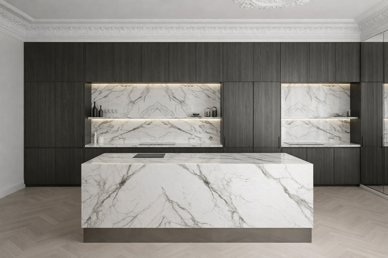 Cocina moderna con isla de mármol blanco con vetas grises, gabinetes de madera oscura y estantes con iluminación, paredes de mármol decorativo y suelo de madera clara.