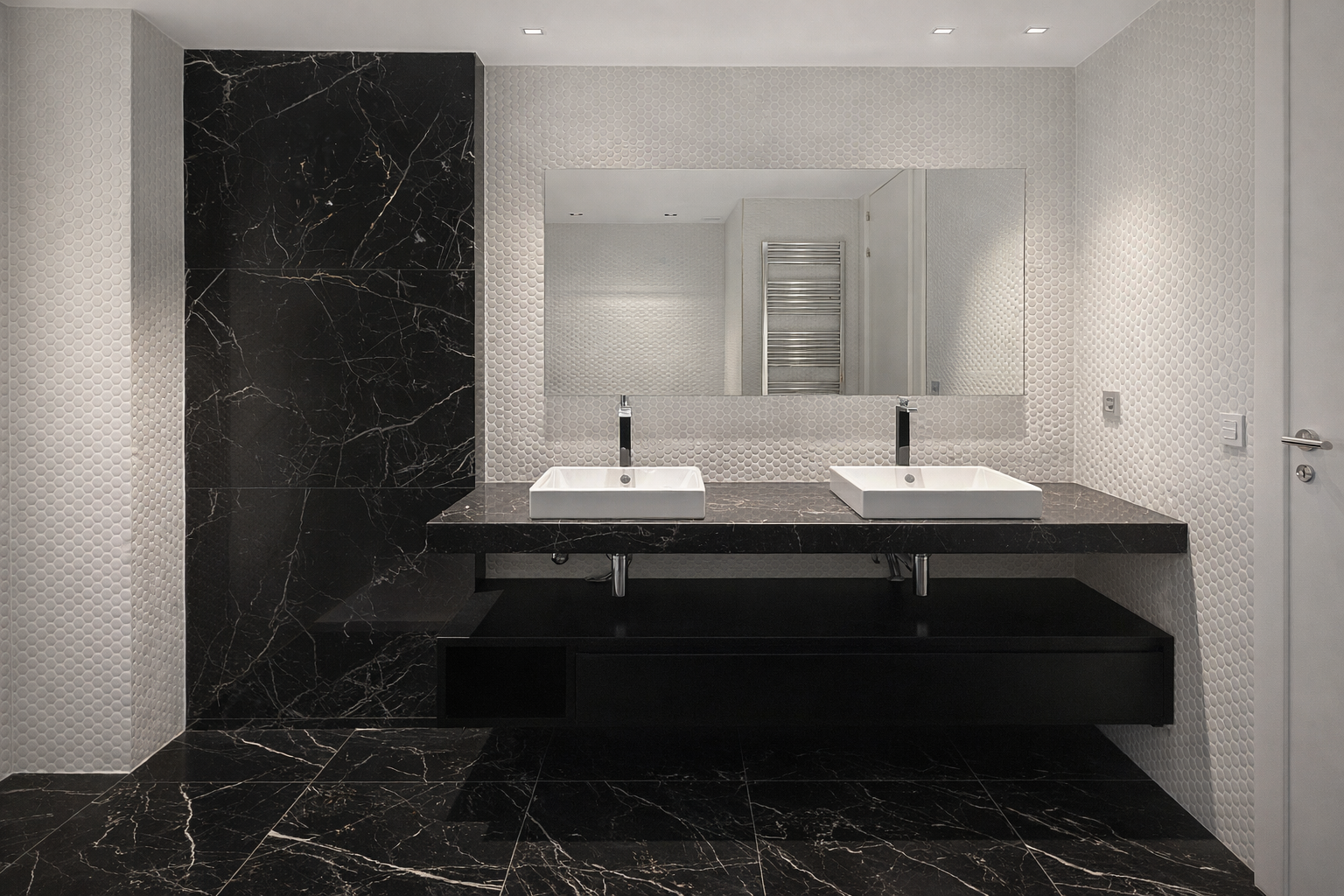 Baño moderno con paredes y pisos de mármol negro con vetas blancas, dos lavabos cuadrados en un encimado de mármol negro, un gran espejo y paredes de azulejos blancos con textura de círculos.