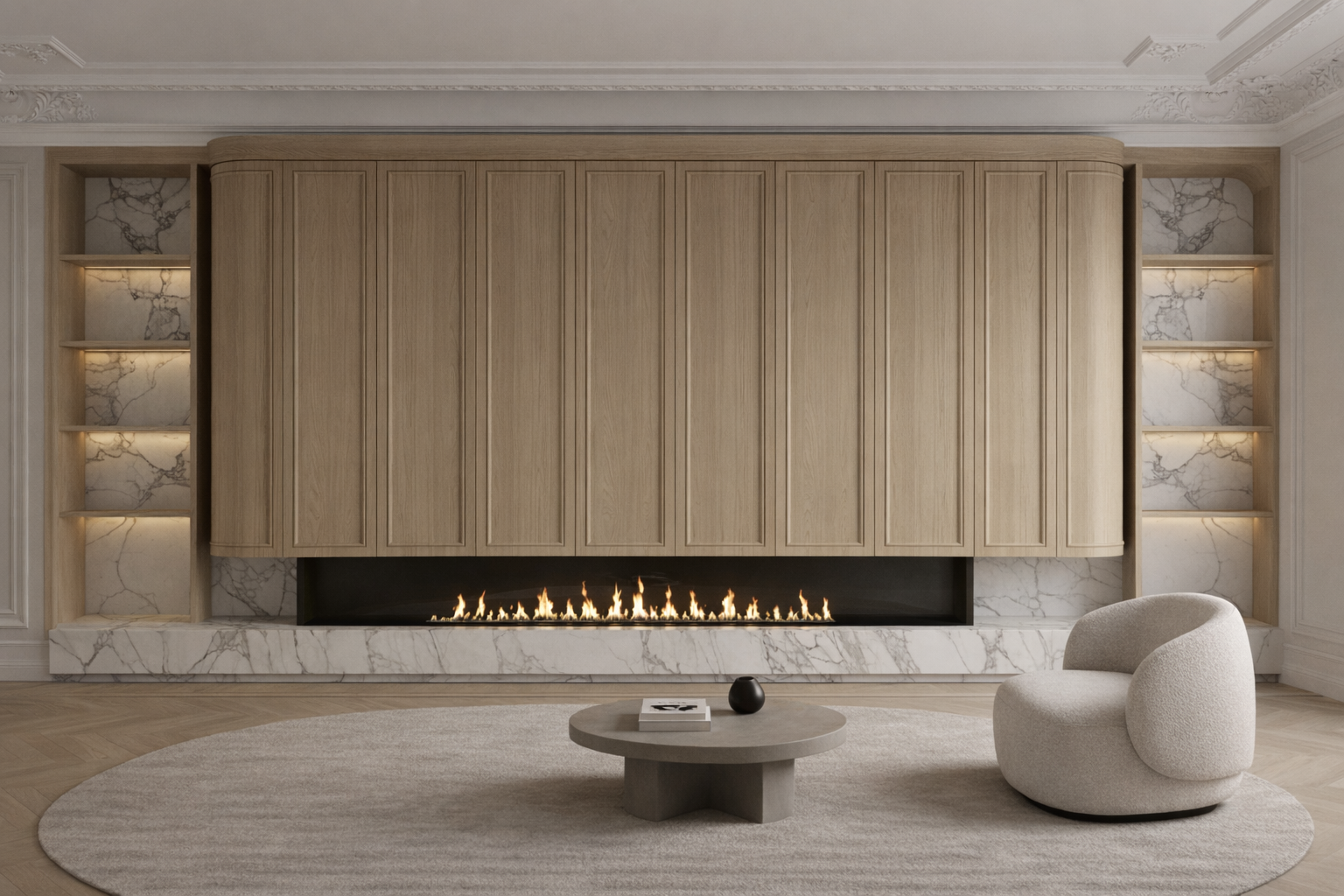 Sala moderna con chimenea de gas incrustada en pared de mármol y madera, estanterías con iluminación en cada lado, mesa de café redonda con libro y florero, y sillón curvo beige.