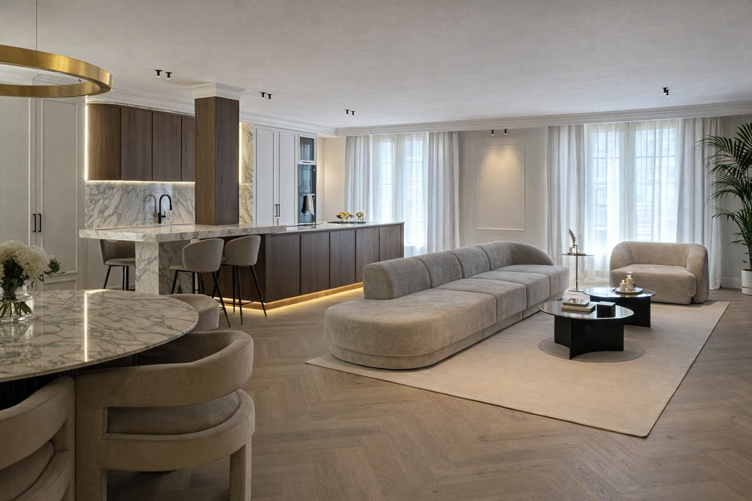 Salón moderno con muebles beige, ventanas con cortinas blancas, cocina de isla de mármol y sillas acolchadas.