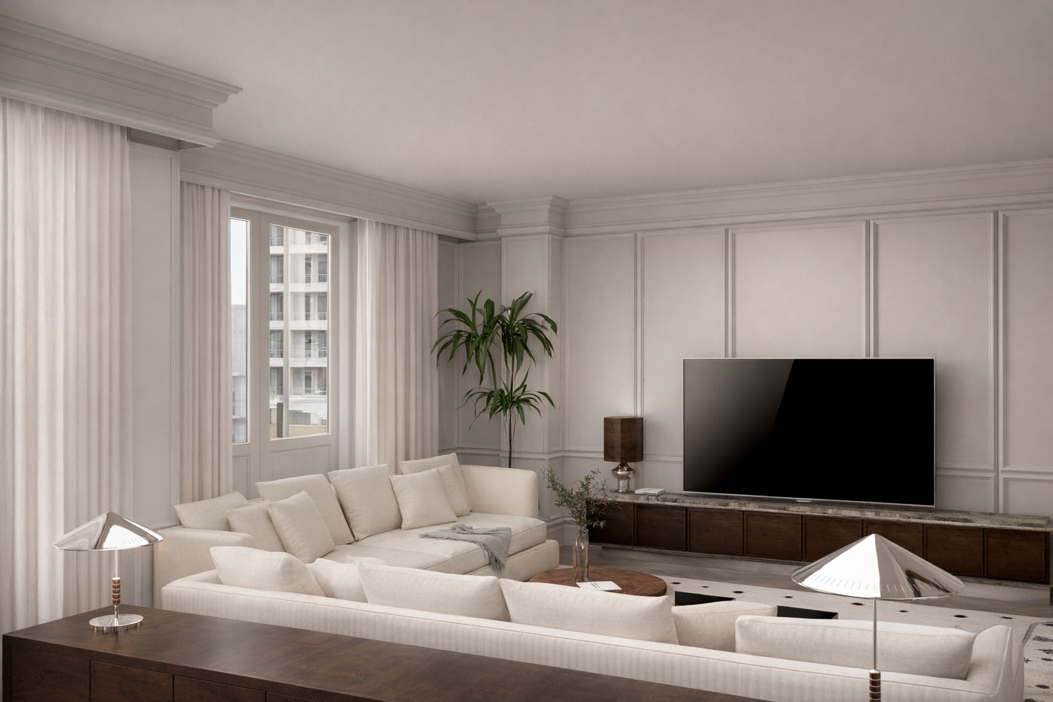 Sala de estar con sofá blanco, plantas, mesa de centro de madera, lámparas de mesa, pantalla de televisión y cortinas blancas en la ventana