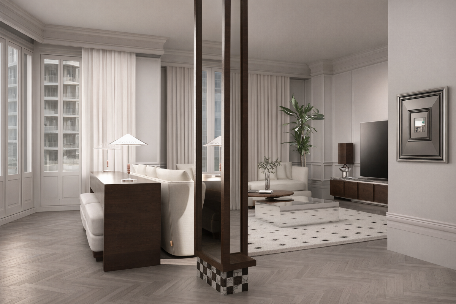 Interior de sala con ventanas grandes, cortinas blancas, sillones blancos, mesa de centro, plantas verdes y televisión en mueble de madera.