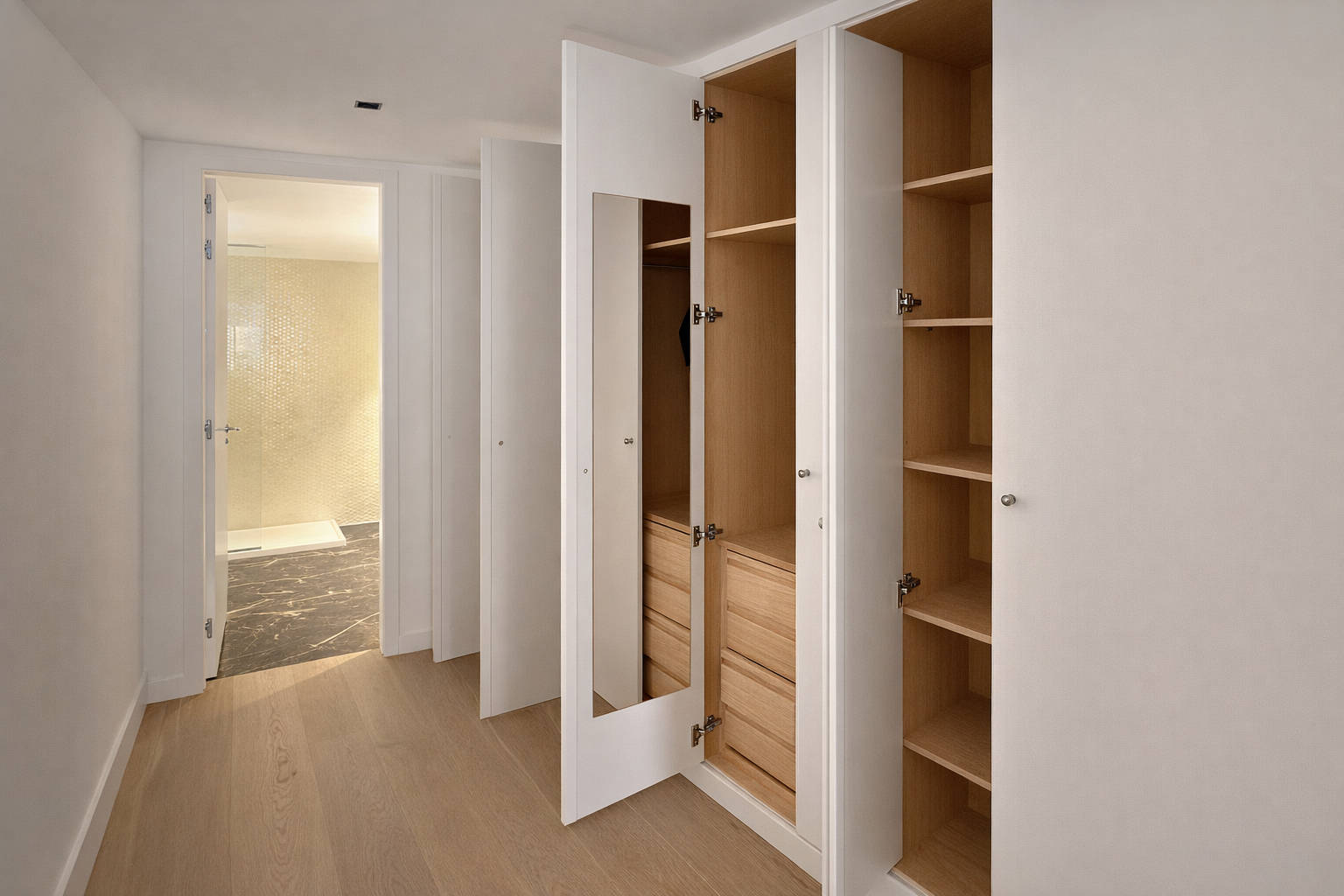 Armario empotrado en un dormitorio con puertas abiertas, mostrando espacio de almacenamiento con cajones y estantes de madera.