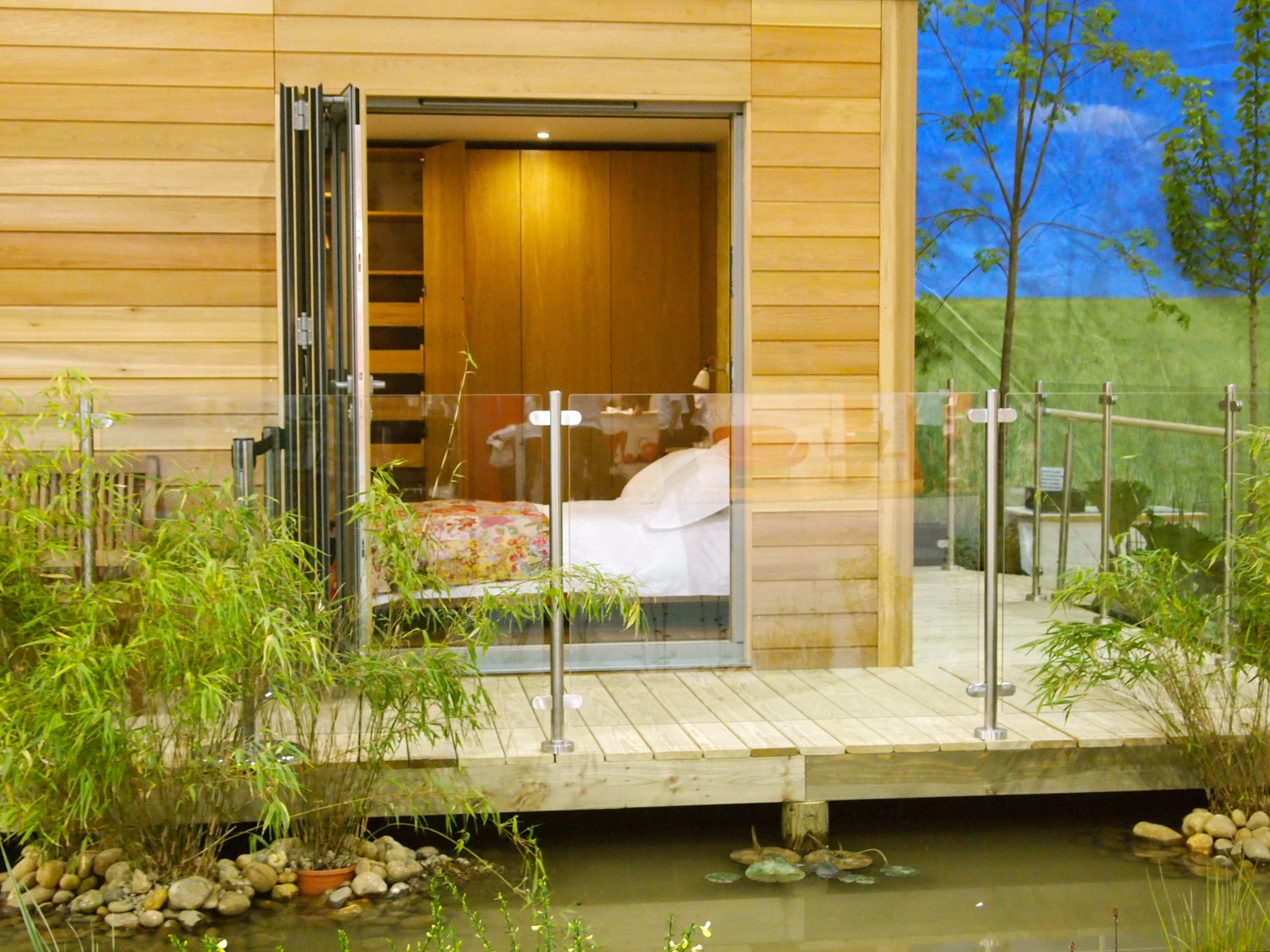 Grand Designs Cabin Bedroom.JPG