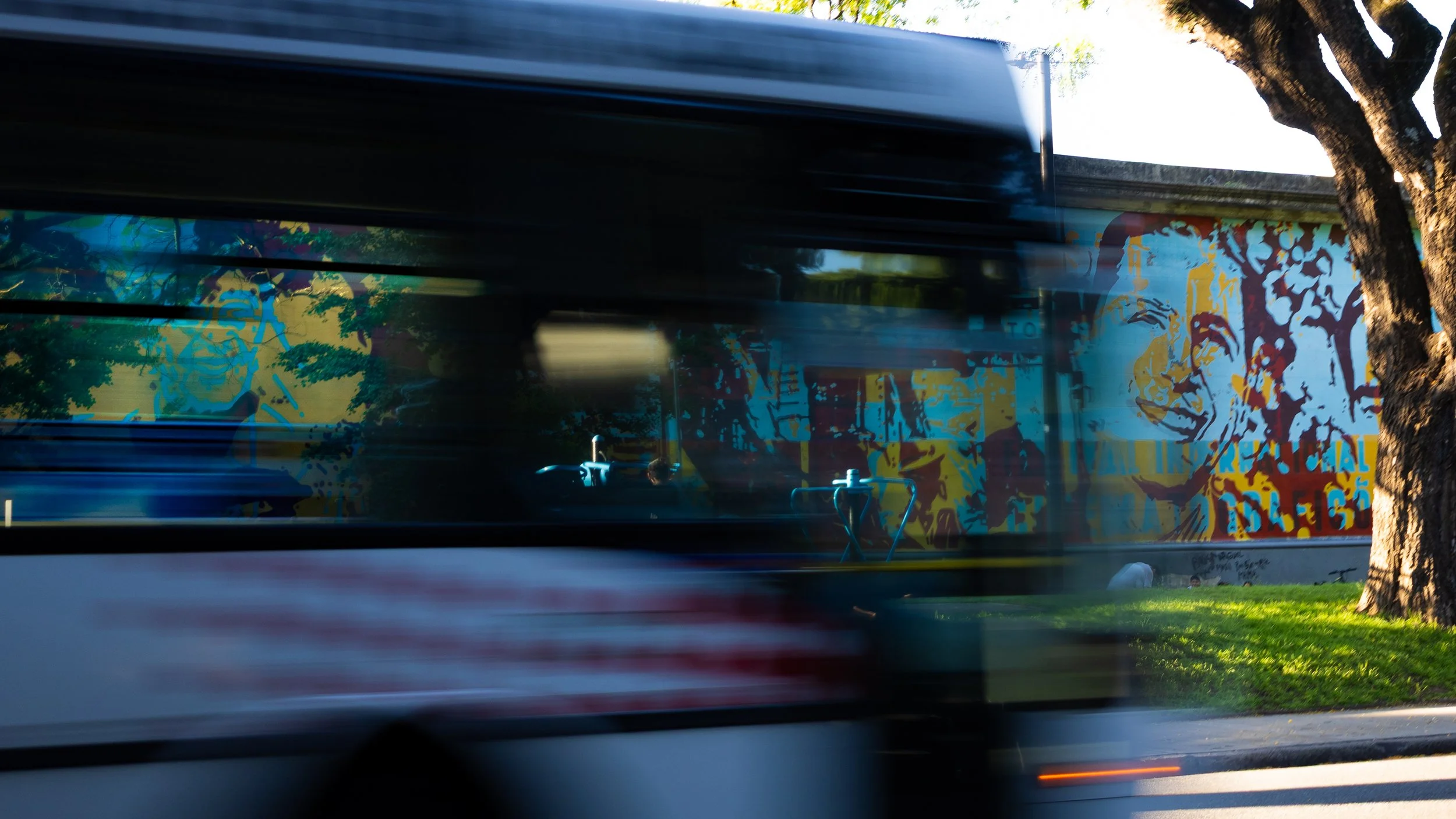 Long-exposure bus against graffitis