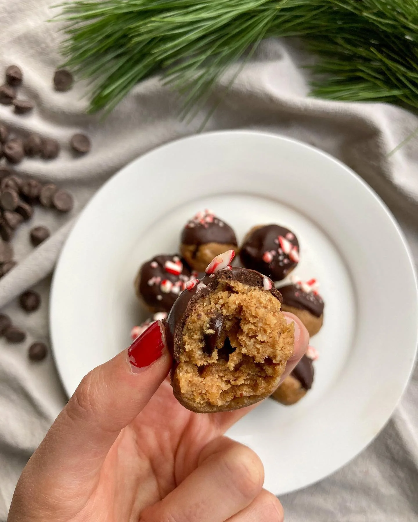 Peppermint chocolate covered cookie dough bites 🎅🏼

Merry Christmas Eve!!! 🎄How are you celebrating the holidays this year? Today I&rsquo;ll be sharing quality time with close family and prepping for all the food tomorrow 👩🏼&zwj;🍳

These energy