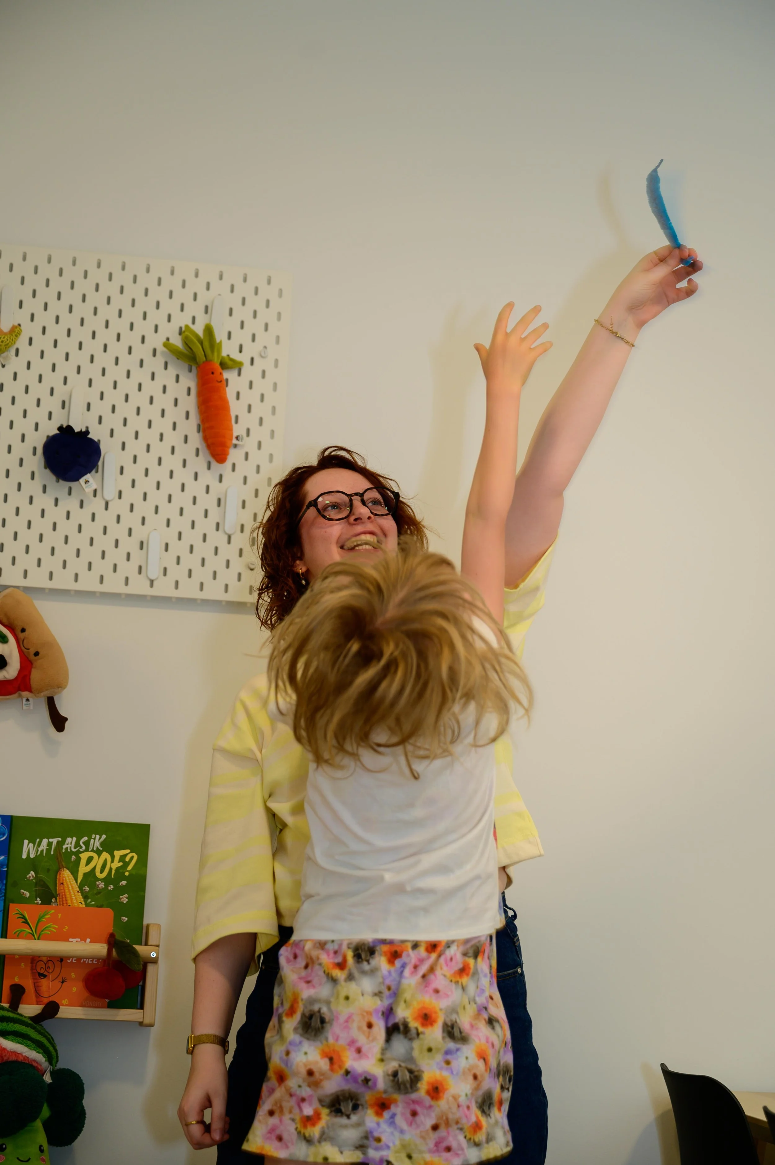 Jolien met patiënt bij Studio Oker - Kinderdiëtiek - Auticoaching - Autisme - selectief eten