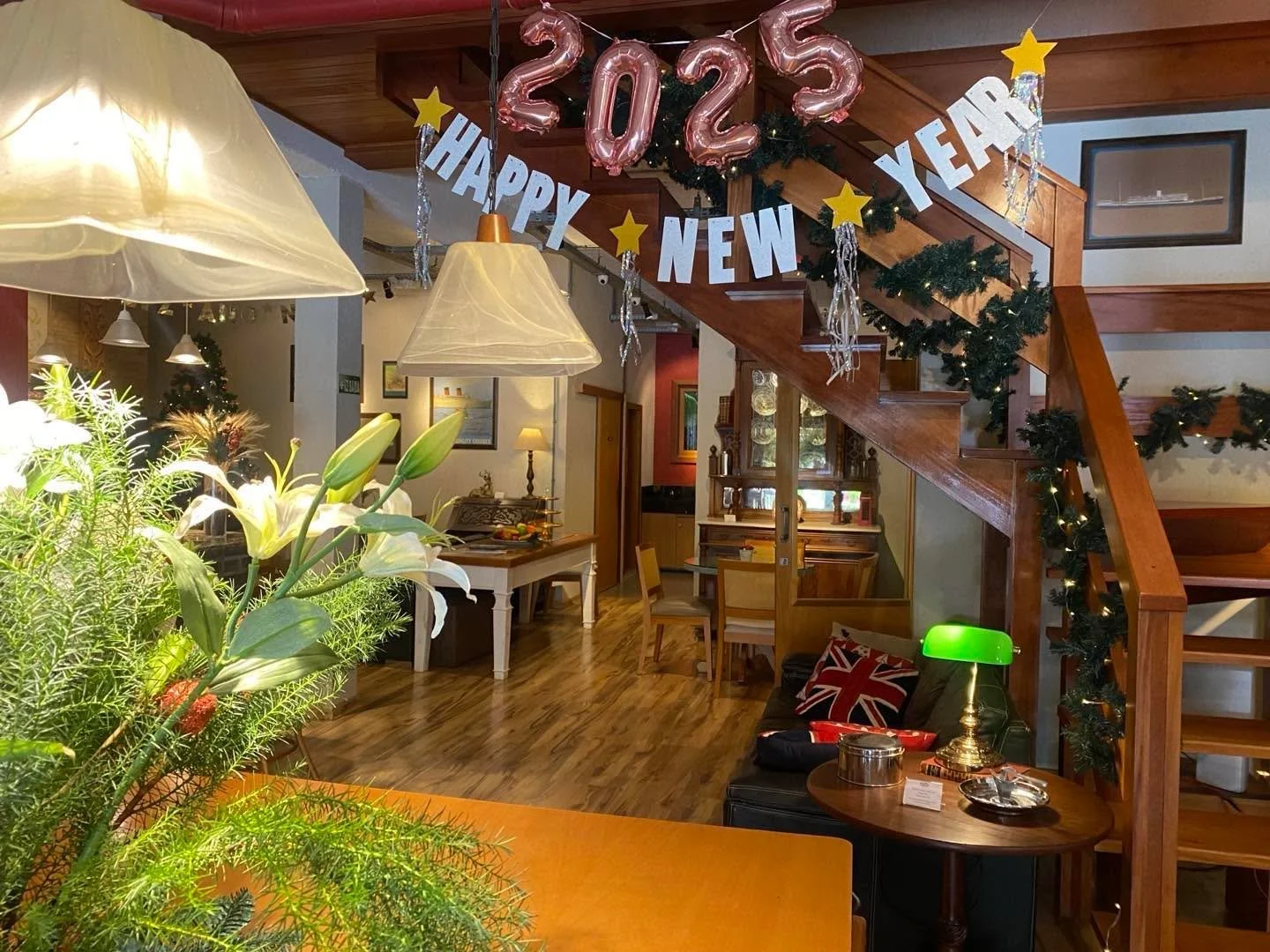 Ano novo no Hotel Brit&acirc;nico ✨.
Enquanto 2024 vai ficando s&oacute; na mem&oacute;ria, o ano novo nos convida a olhar para tr&aacute;s com compaix&atilde;o, celebrando cada uma de nossas conquistas.

Um bom 2025 a todos.
💙❤️