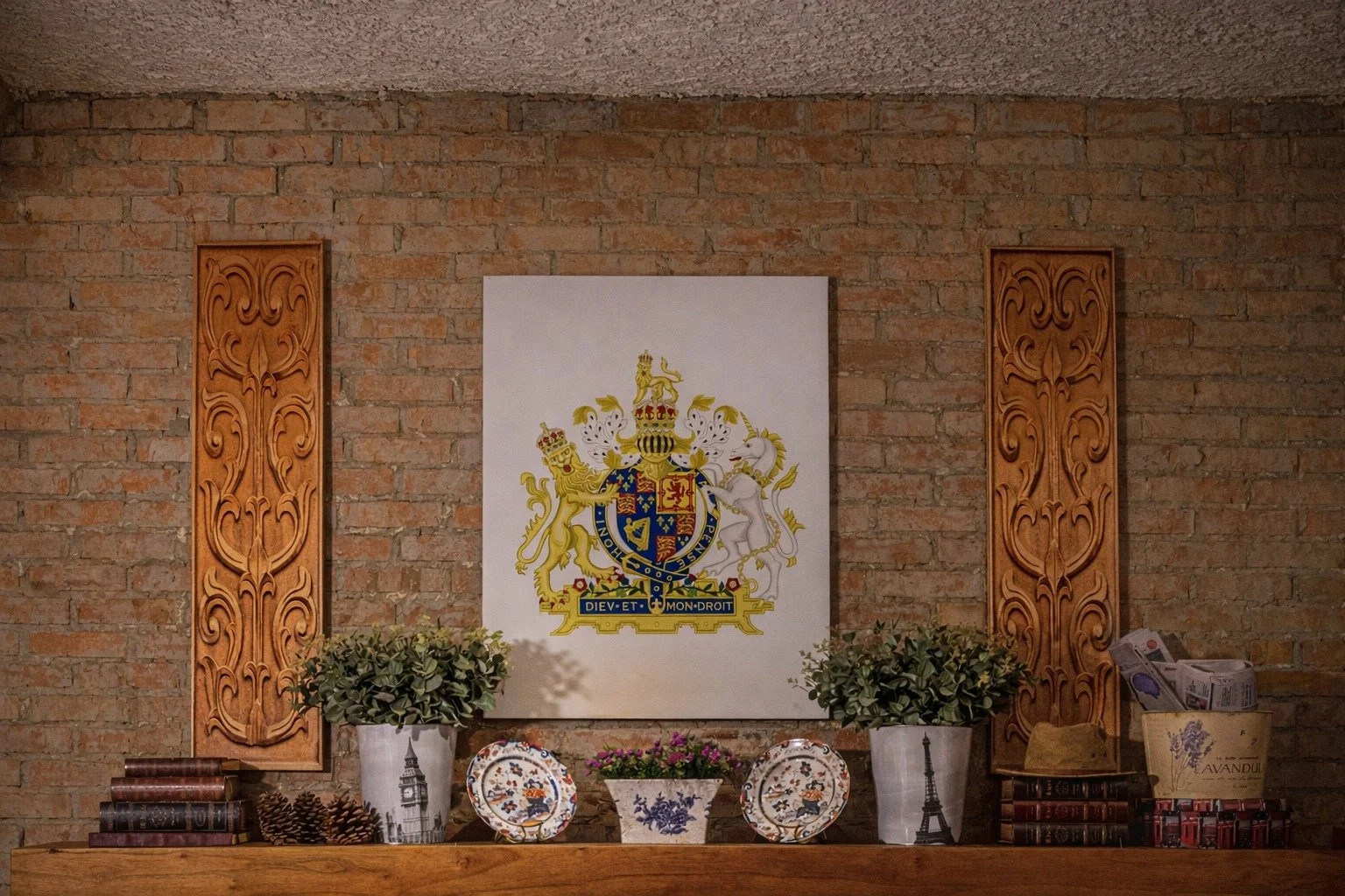 Tem coisa que n&atilde;o precisa de exagero pra impressionar.

O bras&atilde;o do Reino Unido junta v&aacute;rias identidades em um s&oacute; s&iacute;mbolo &mdash; e, de um jeito mais confort&aacute;vel (e menos medieval), a gente gosta de fazer o m