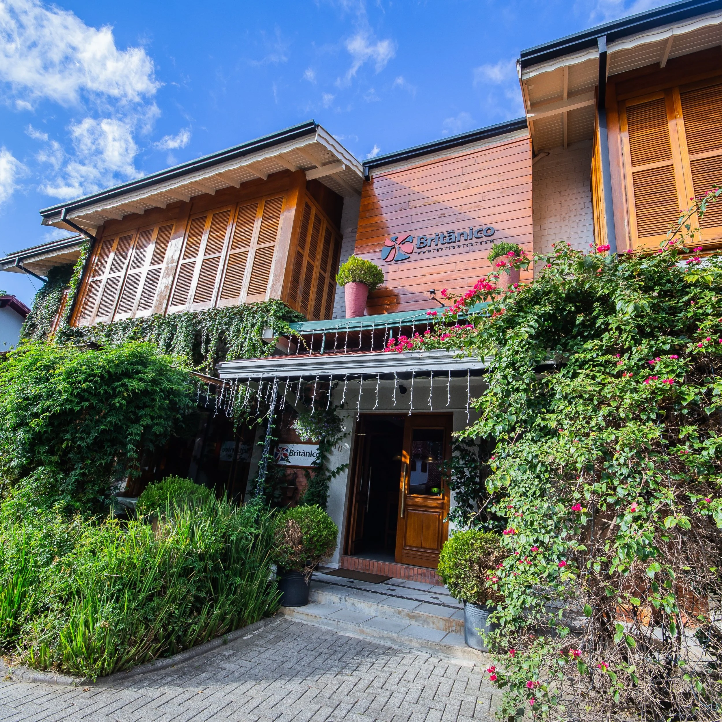 Tem fachadas que s&oacute; identificam um lugar.
A do Hotel Brit&acirc;nico faz parte da experi&ecirc;ncia. ✨🥰