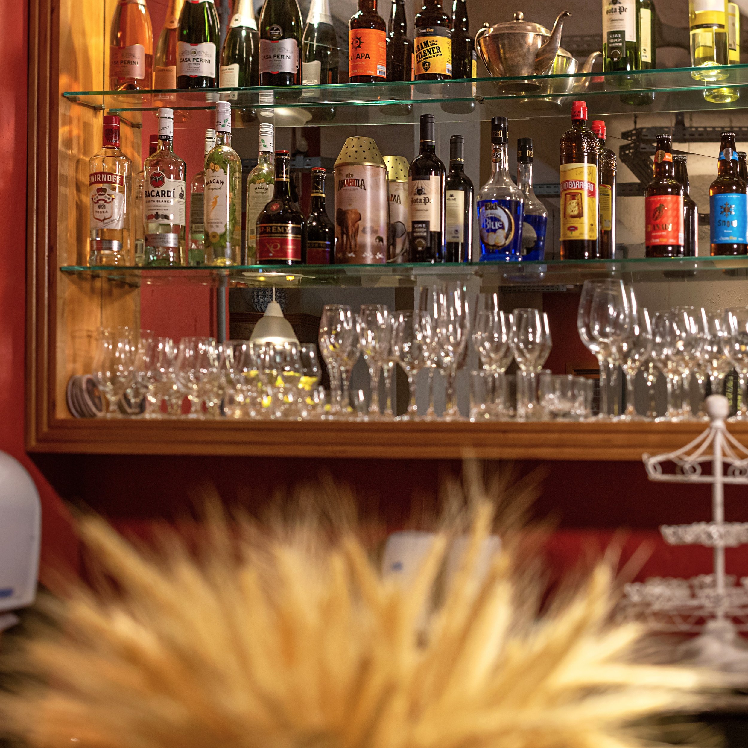 Londres tem mais de 7.000 pubs registrados.
N&atilde;o &eacute; exagero &mdash; &eacute; infraestrutura cultural. O pub brit&acirc;nico nunca foi s&oacute; um bar. Era onde se fazia neg&oacute;cio, se discutia pol&iacute;tica, se esperava a chuva pas