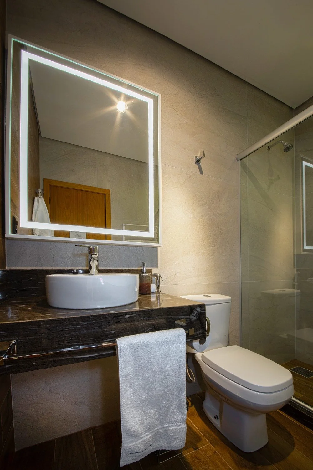 Suíte Superior - Ambiente geral com Smart TV 43 polegadas, ar condicionado split e acabamentos premium