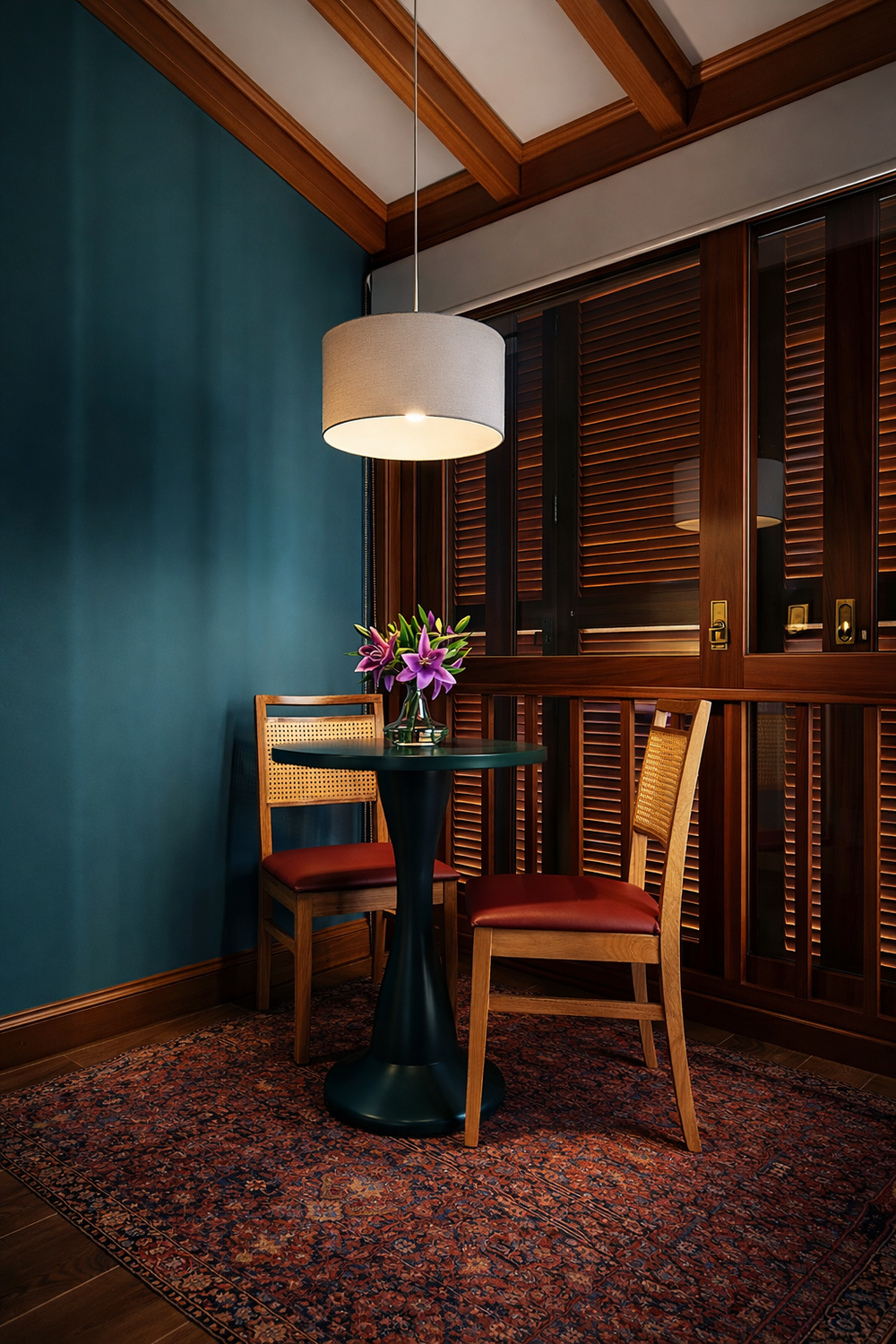 Suíte Deluxe - Detalhe de conforto com Smart TV 4K 43 polegadas, ar condicionado split e acabamentos premium