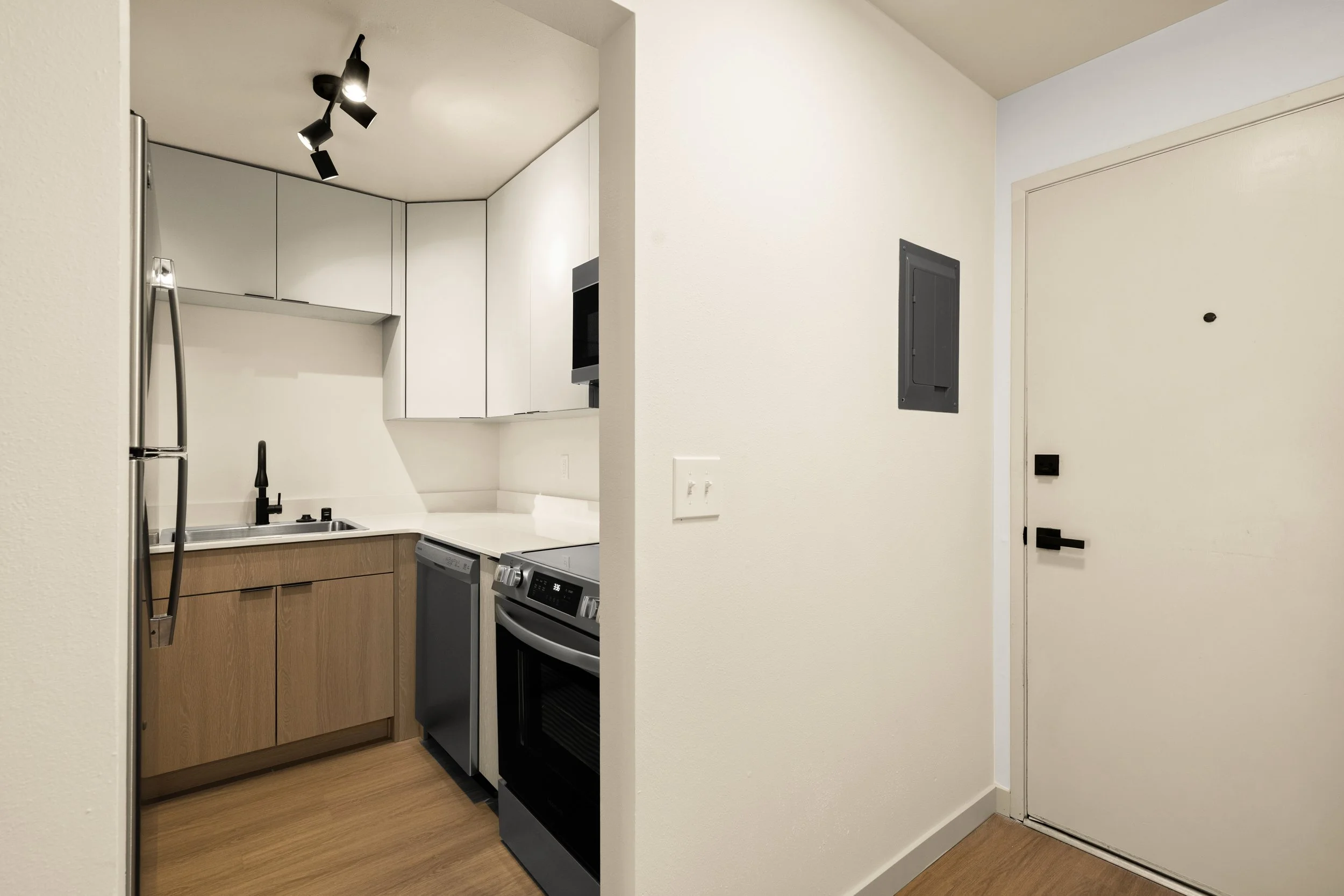 04-2600 41st Ave SW-302-1.jpg