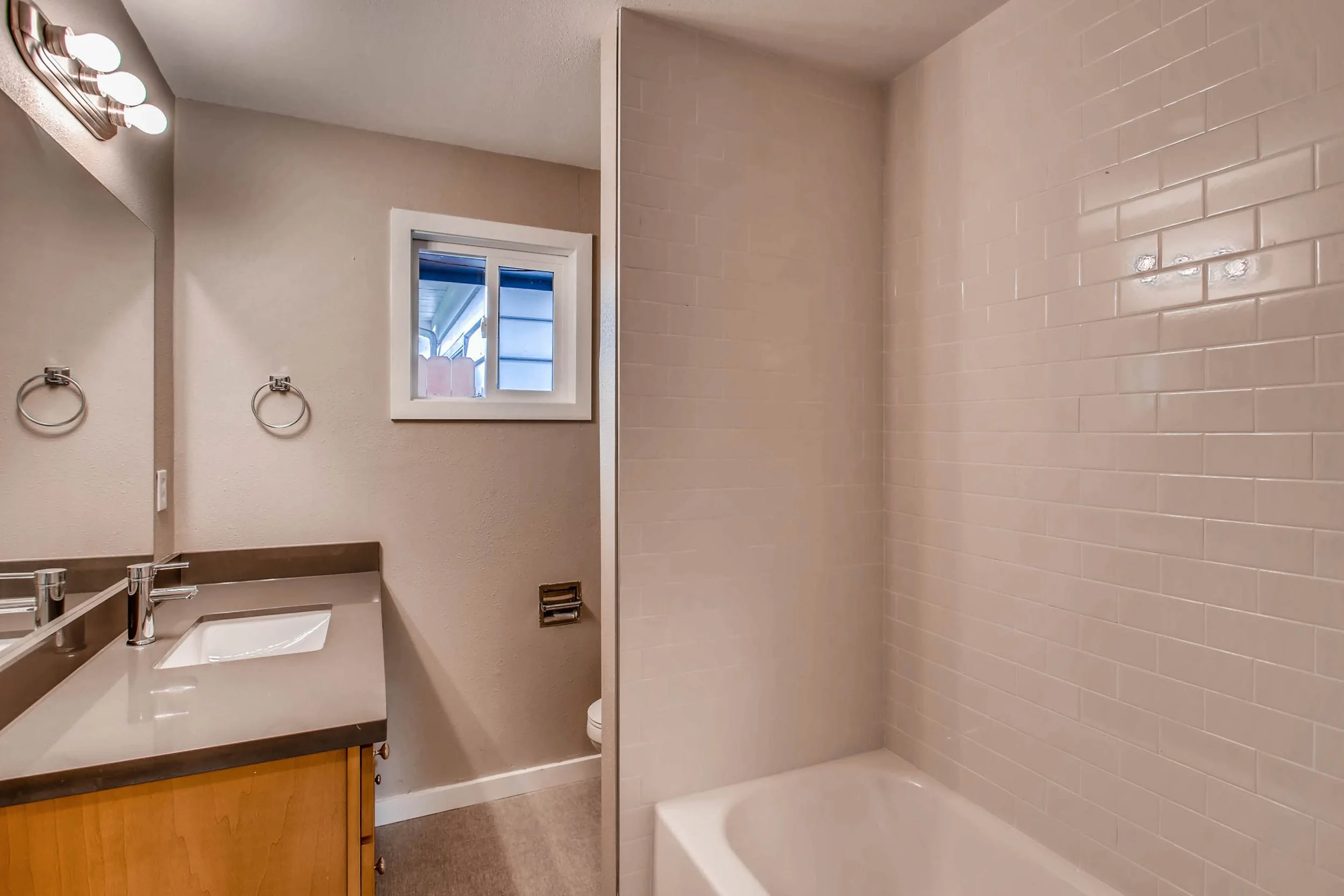 15708-1ST-AVE-NE-Duvall-WA-print-020-13-Bathroom-2700x1800-300dpi.jpg