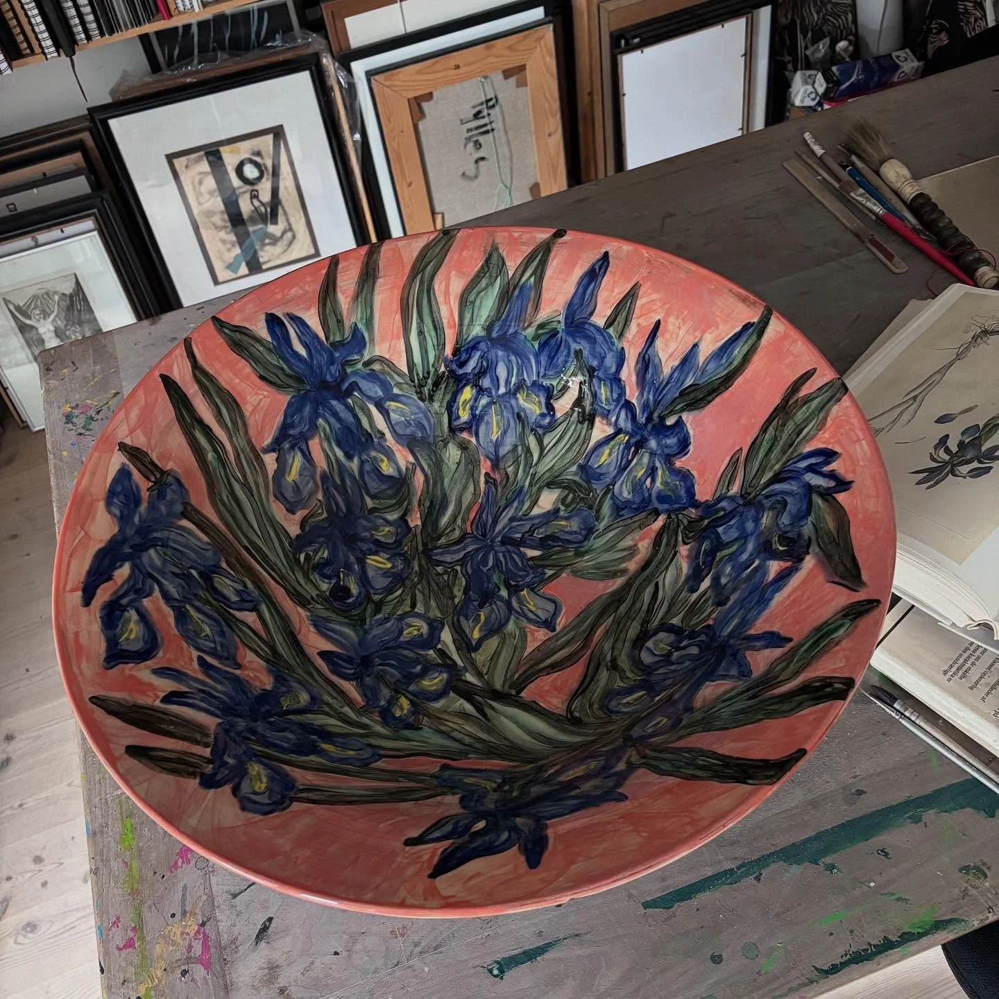 Bl&aring; Iris #iris #lert&oslash;j #regnbue #kolossalsk&aring;l #ceramicart #clayart @galleriethornbaek #flora