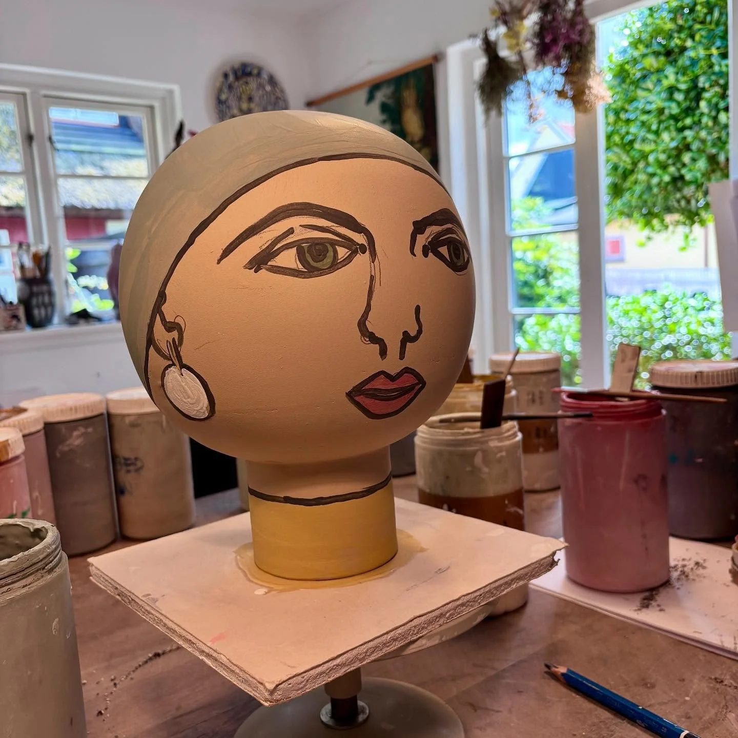 Hoveder i proces . #lert&oslash;j #ceramics #ceramicart #storryteller #clayart #bigittemaleri