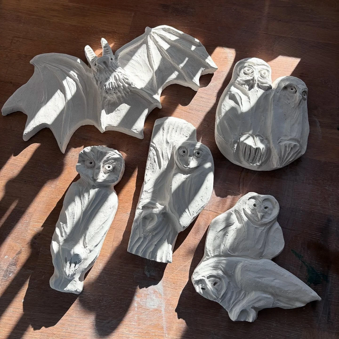 Nat dyrene venter p&aring; glasur #ceramics #stent&oslash;jskeramik #ugler #owllover #clayartwork #owl