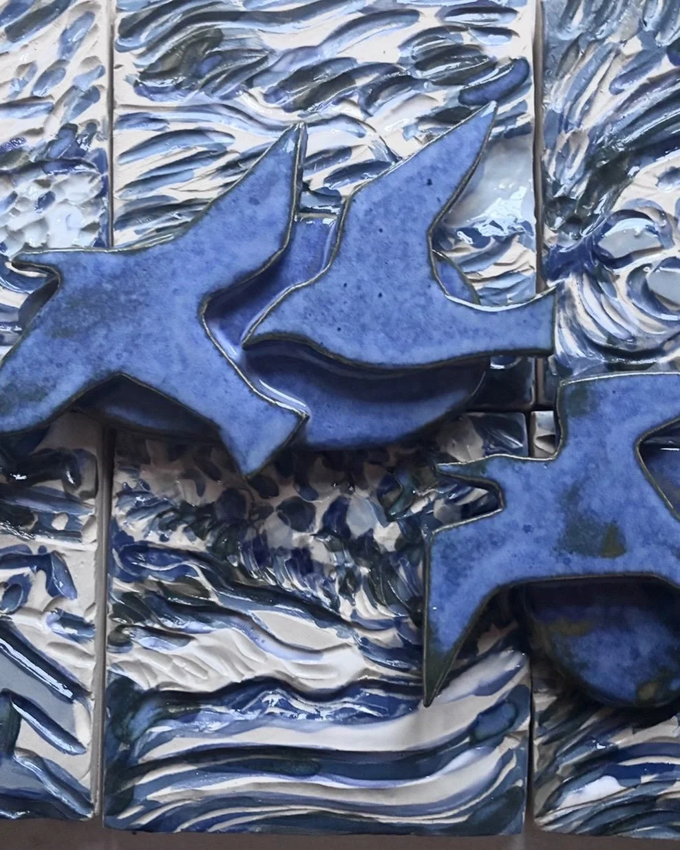 Tanker i tiden . #fugletr&aelig;k #hav #stent&oslash;j #relief #ceramics #clayart #natur