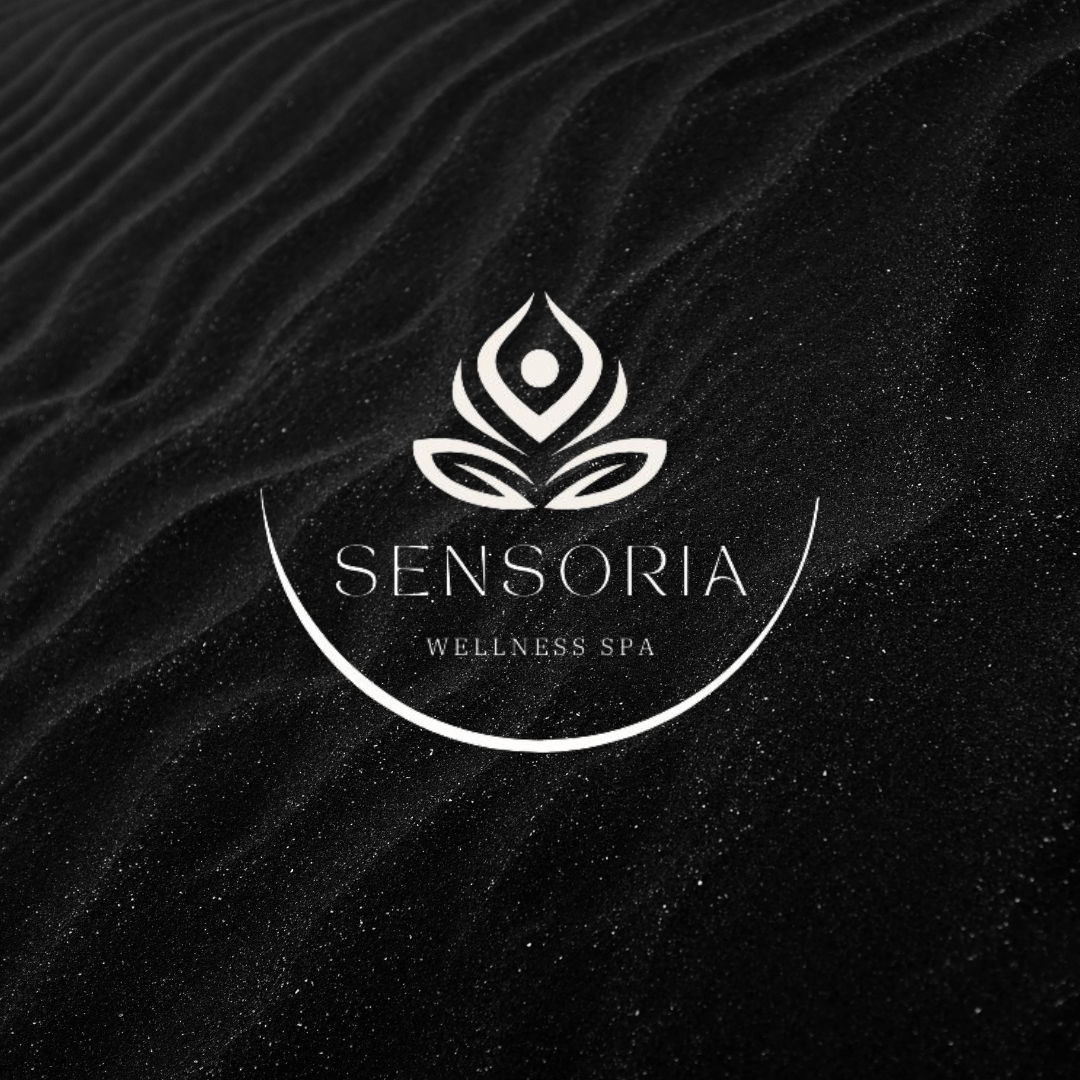 Logotipo blanco de una figura de loto y una figura de una persona en postura de meditación sobre fondo negro con textura de arena, con la palabra 'Sensoría' y la frase 'Wellness SPA' debajo.