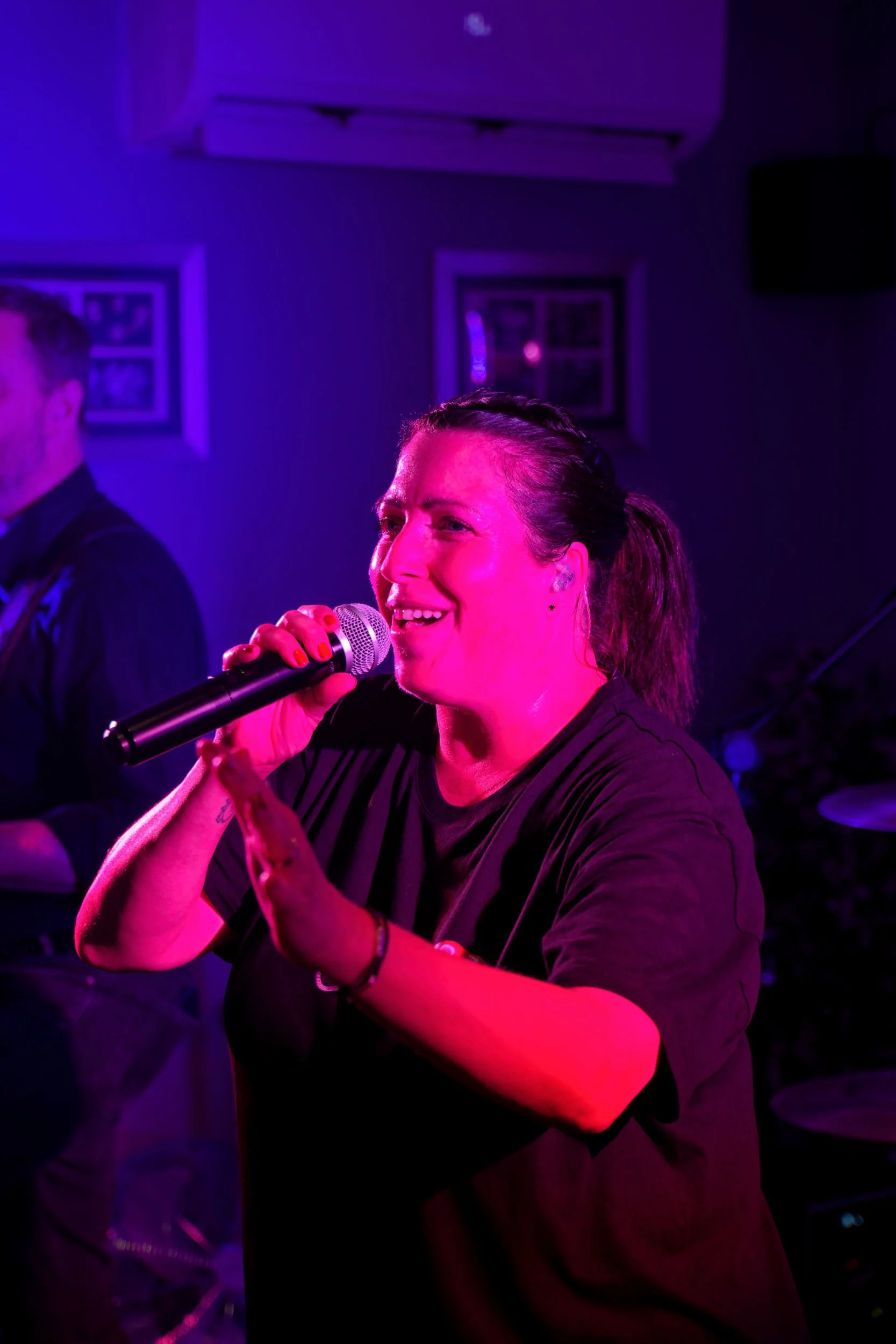 Lead singer Jo, of the Jojo and the Mojos band.