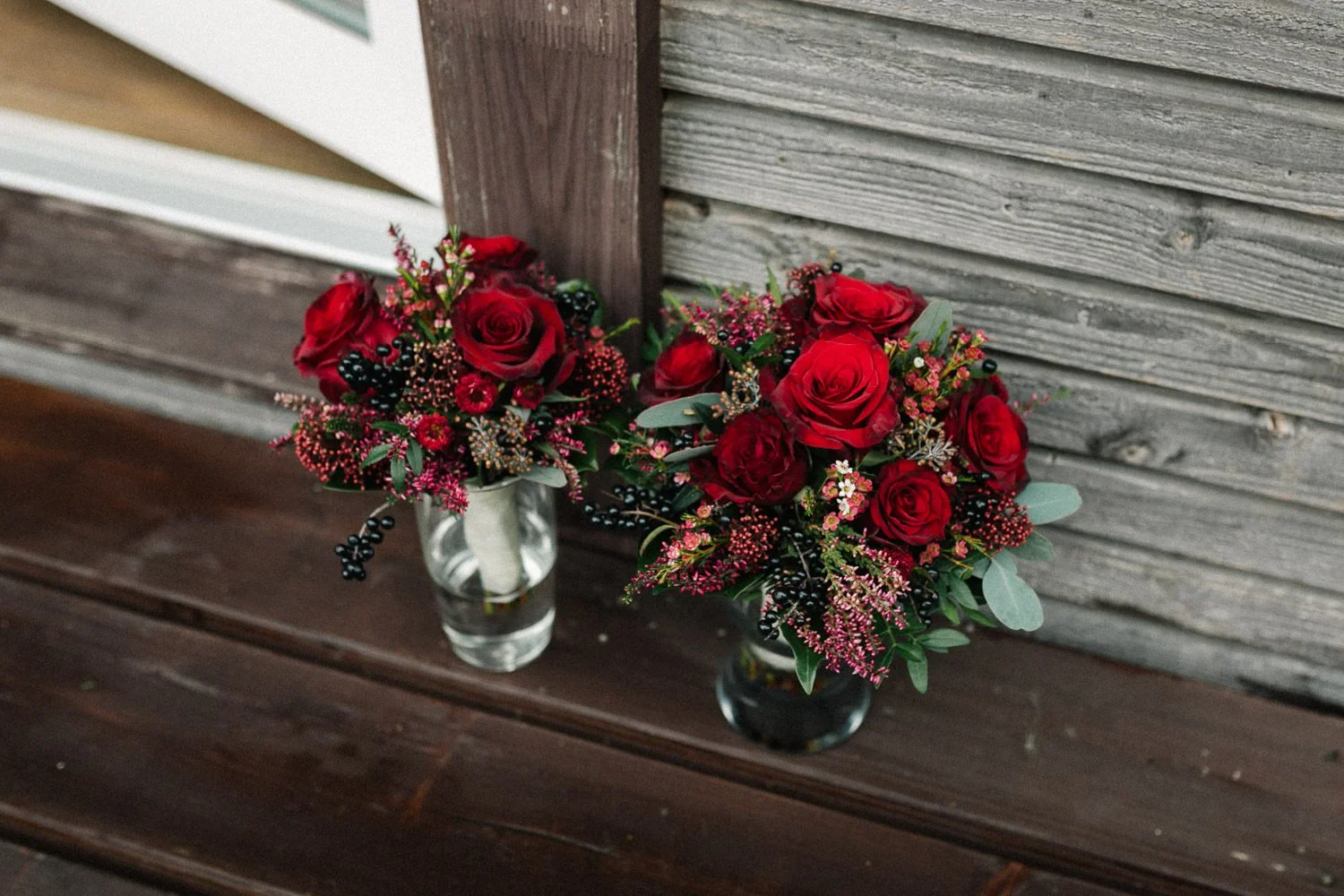 Blumensträuße, Brautstrauß steht in Vase auf Holzboden