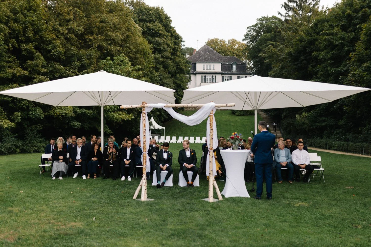 LGBTQ Trauung in Garten von Villa Blumenfisch, Hochzeitsfotograf Potsdam