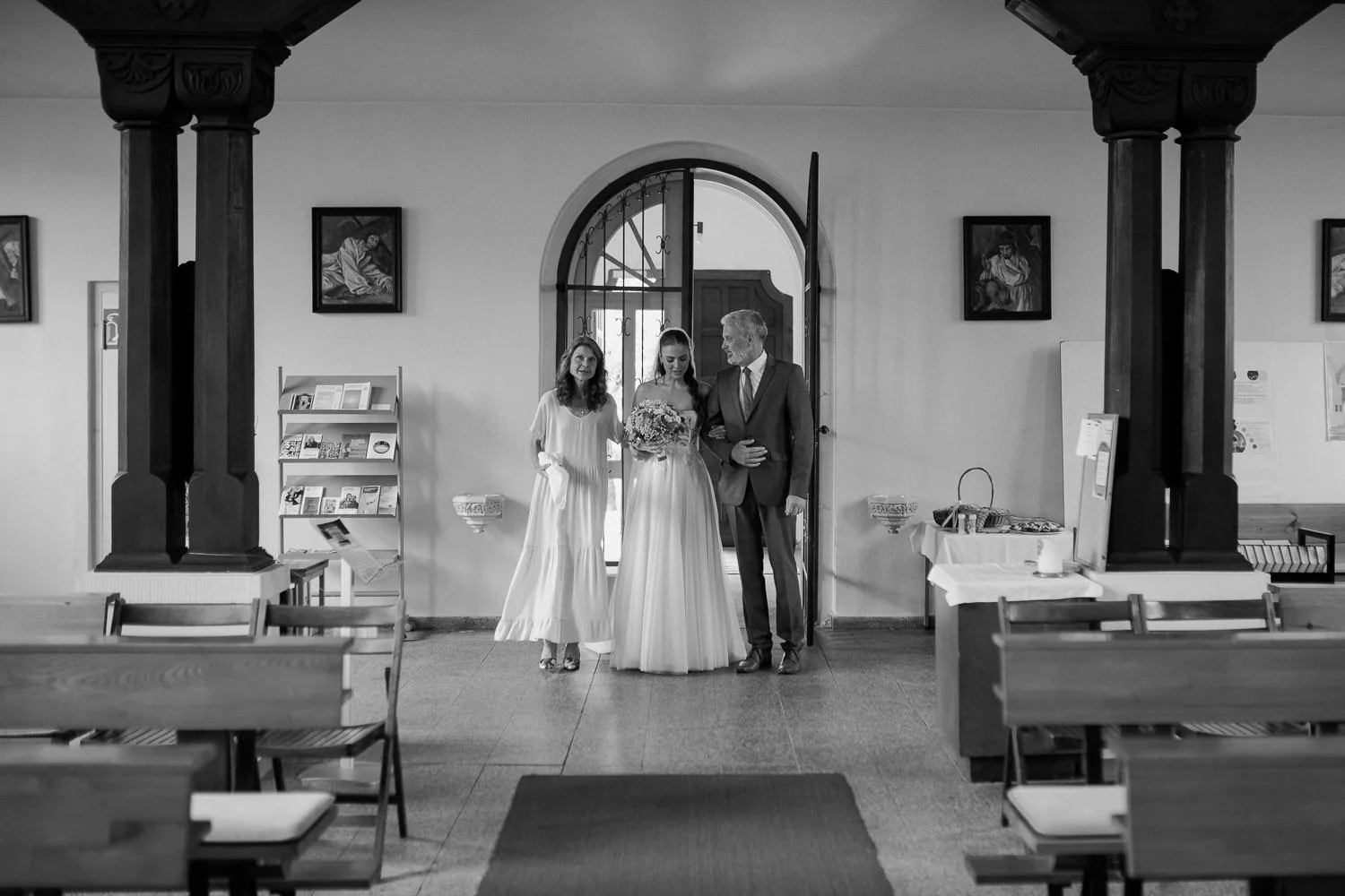 Braut mit Brauteltern betritt Kirche Maria Meeresstern Werder, Schwarzweiß Foto