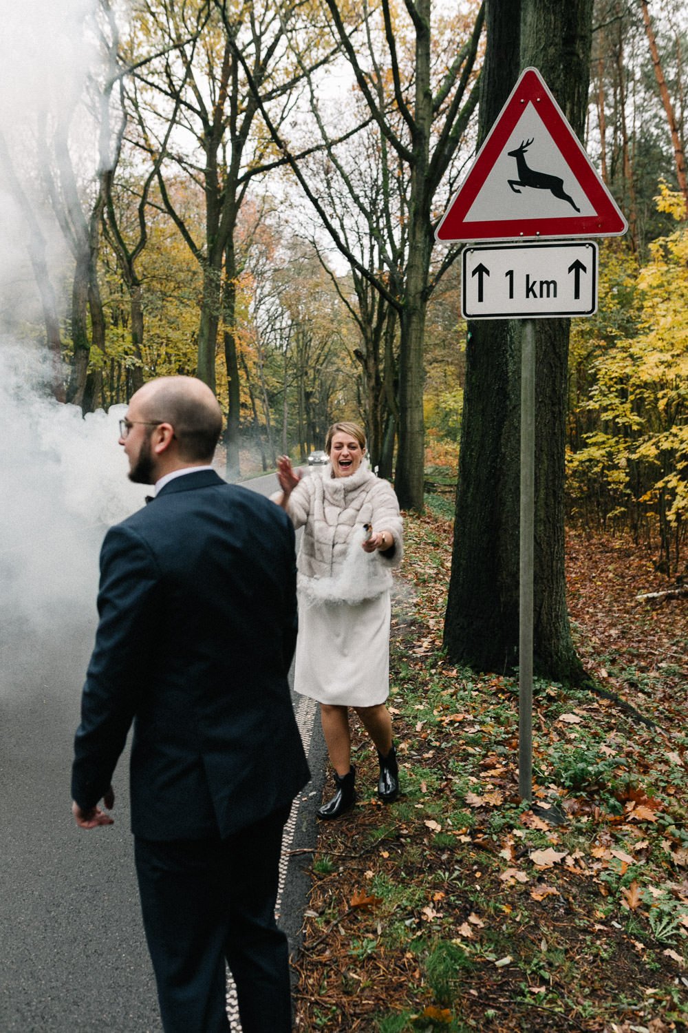 Brautpaar am Rande herbstlicher Landstraße