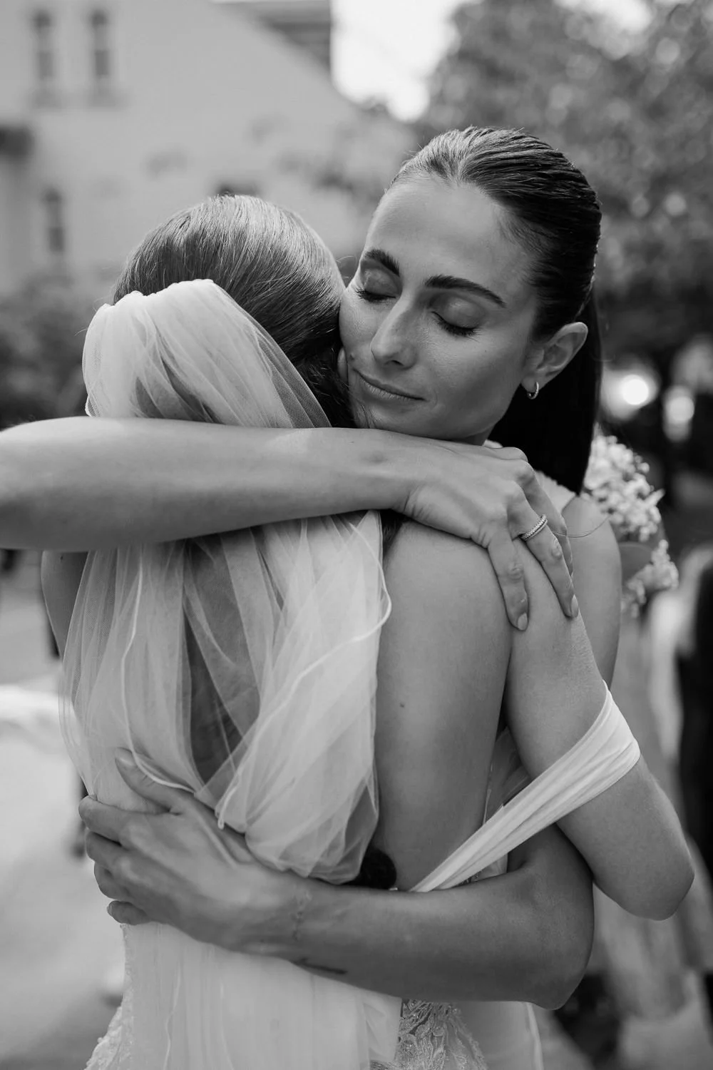 Frau gratuliert Braut, Schwarzweiß Foto