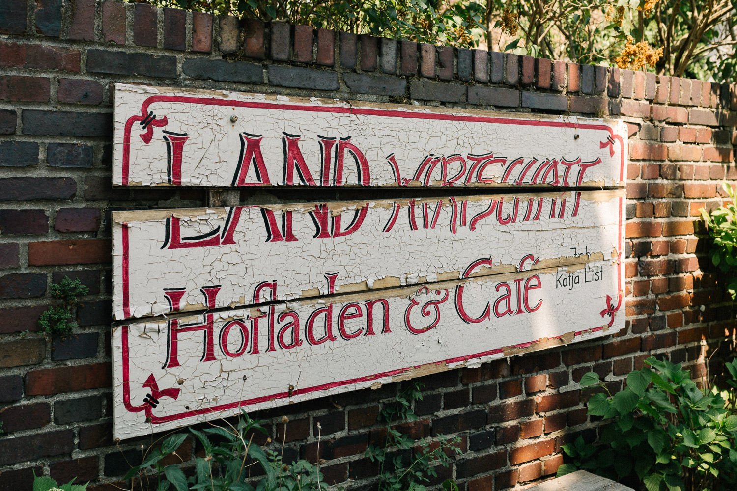 Altes Holzschild "Land Wirtschaft Hofladen & Cafe"