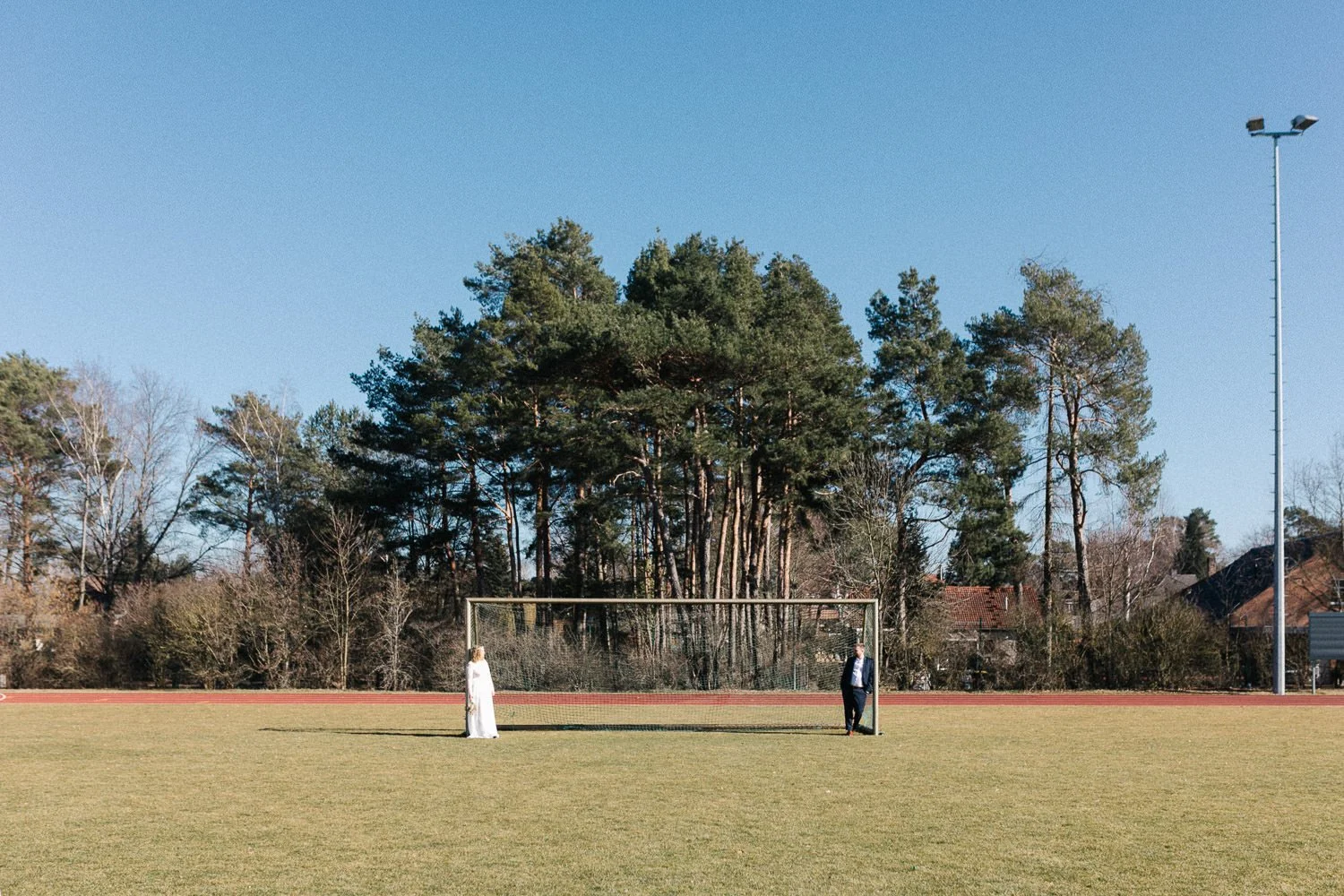 Brautpaarshootiung auf Sportplatz Hohen Neuendorf