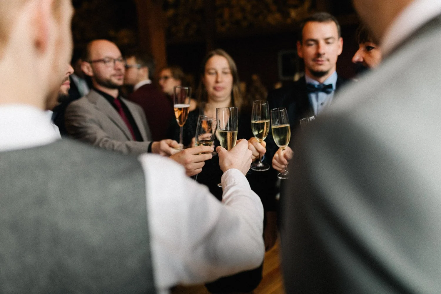 Menschen stoßen mit Sektgläsern an