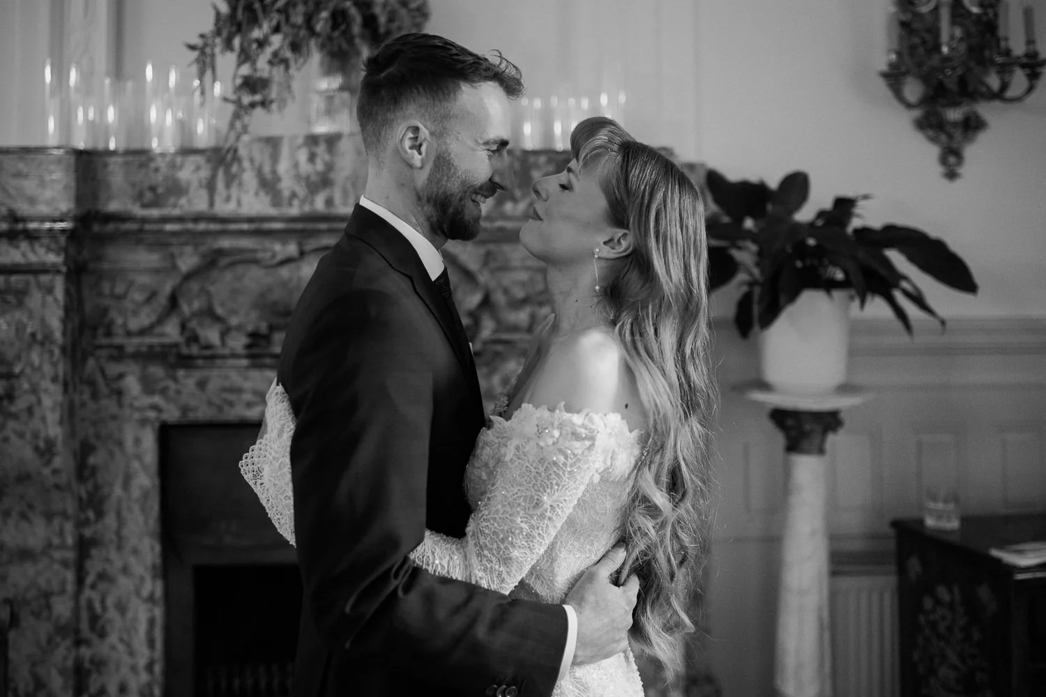 Brautpaar umarmt sich, Villa Bleichröder Usedom, Schwarz-weiß Foto