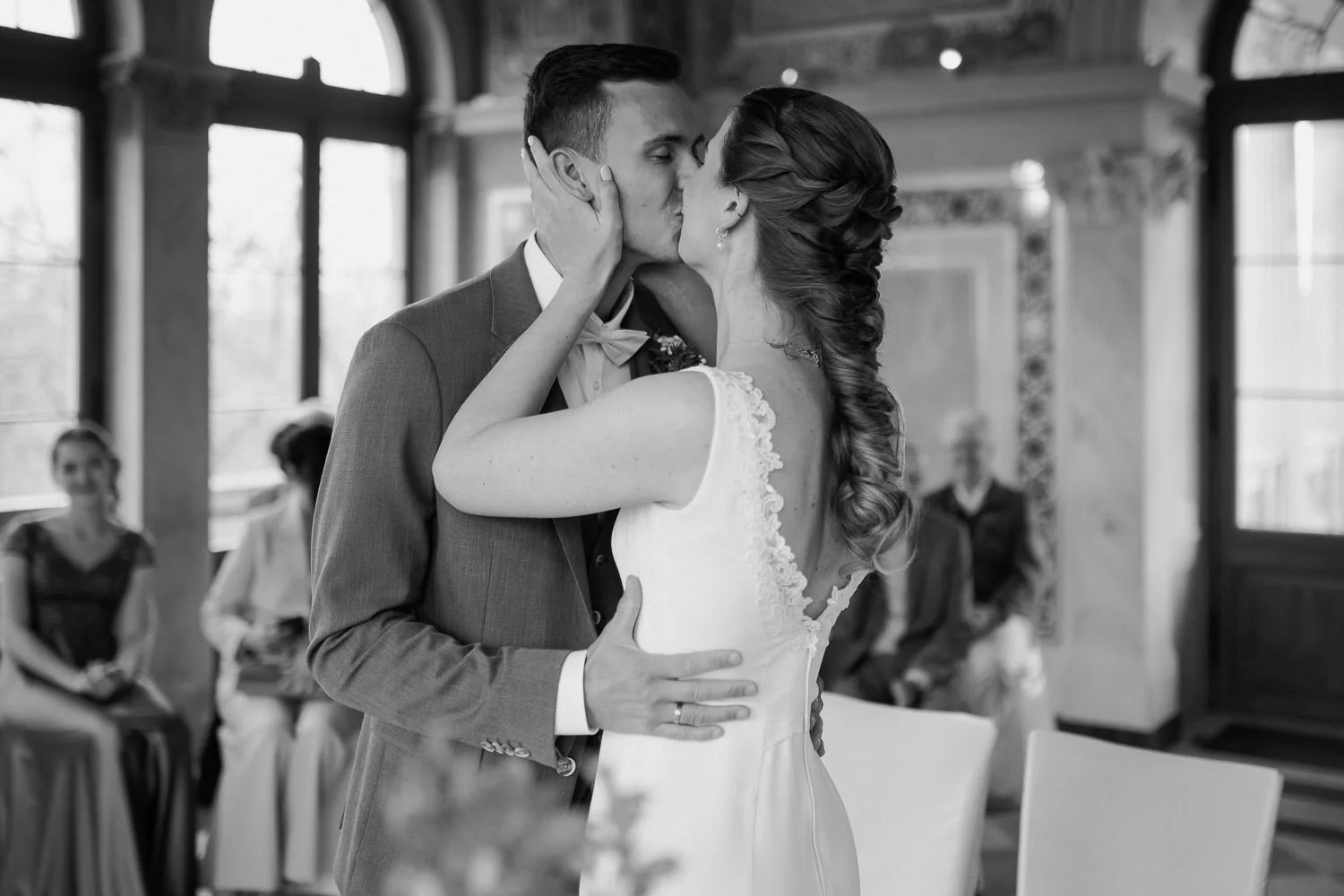 Brautpaar Kuss, Belvedere Pfingstberg Potsdam, Schwarzweiß