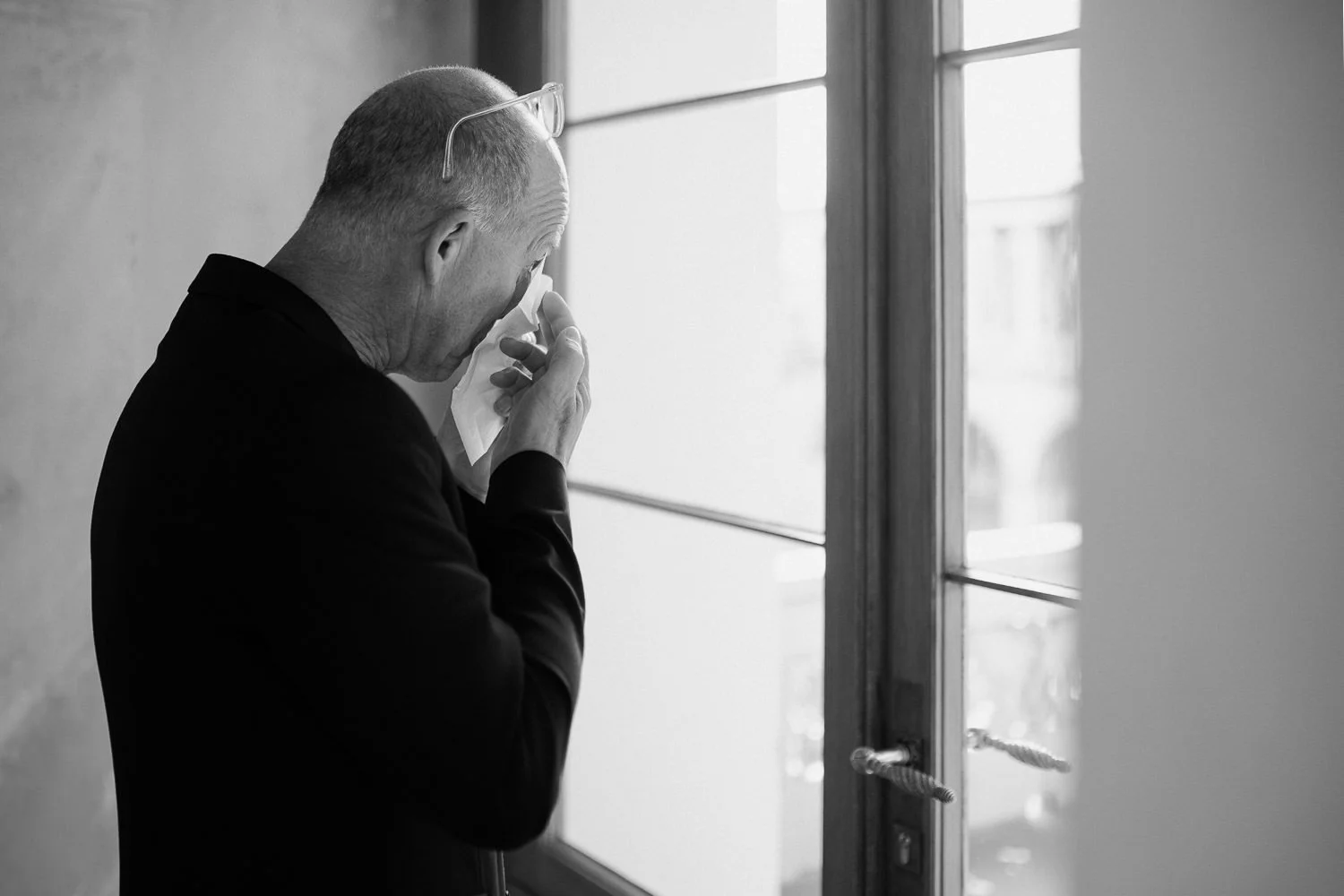 Mann wischt Träne weg