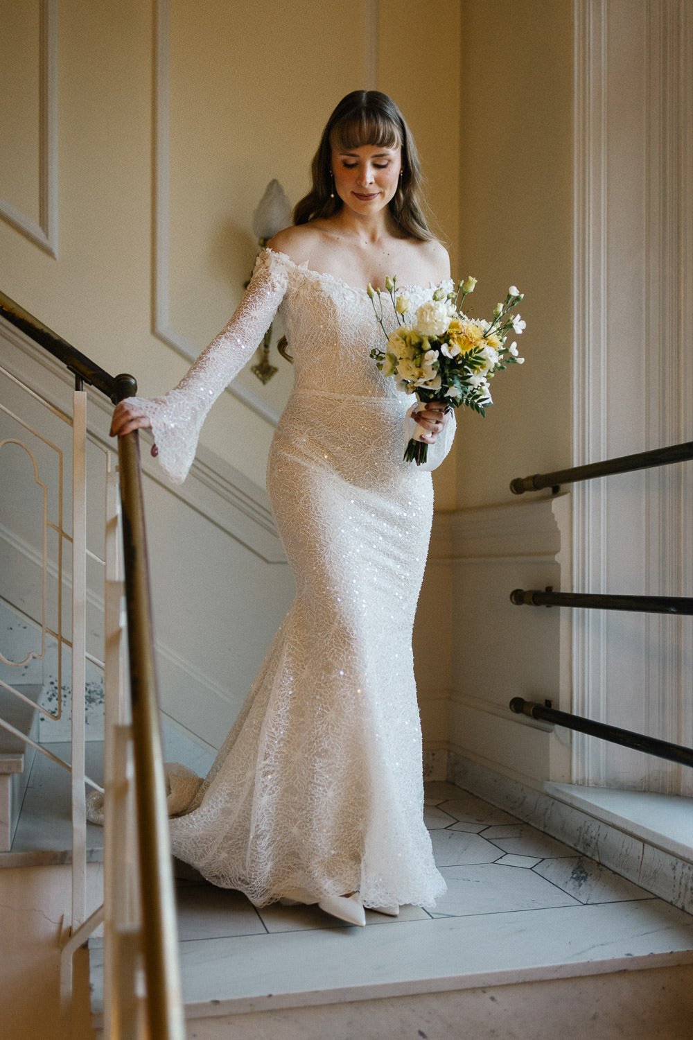 Braut mit Brautstrauß schreitet Treppe hinunter, Villa Bleichröder Usedom