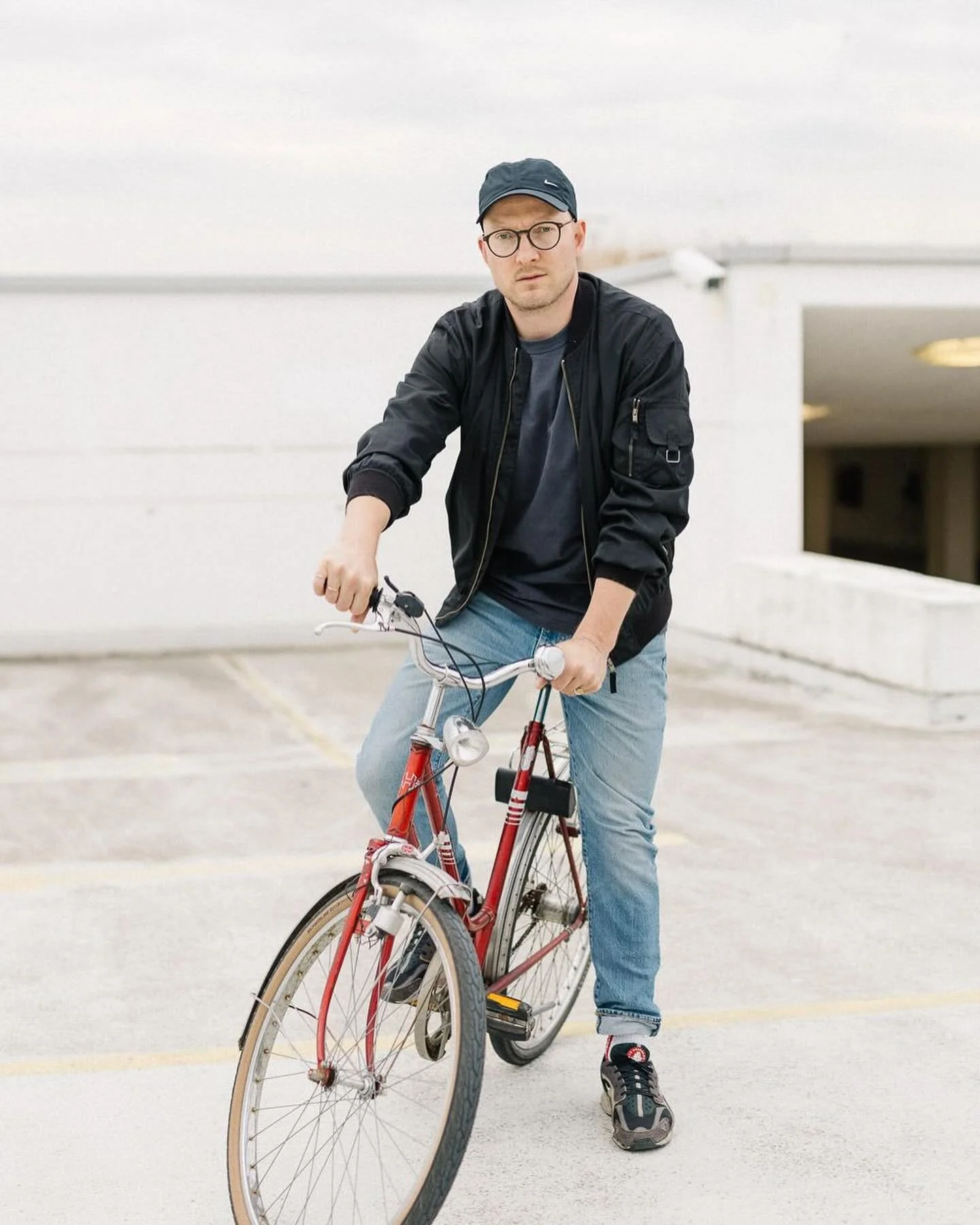 Alle Jahre wieder steht der Siggi aka @siggatunez mal vor meiner Kamera. Seines Zeichens DJ, Labelbetreiber und Vinyl addict aus Berlin. Wir kennen uns noch aus Zeiten, als ich auf Fritz noch meine Radiosendung hatte und regelm&auml;&szlig;ig seine M