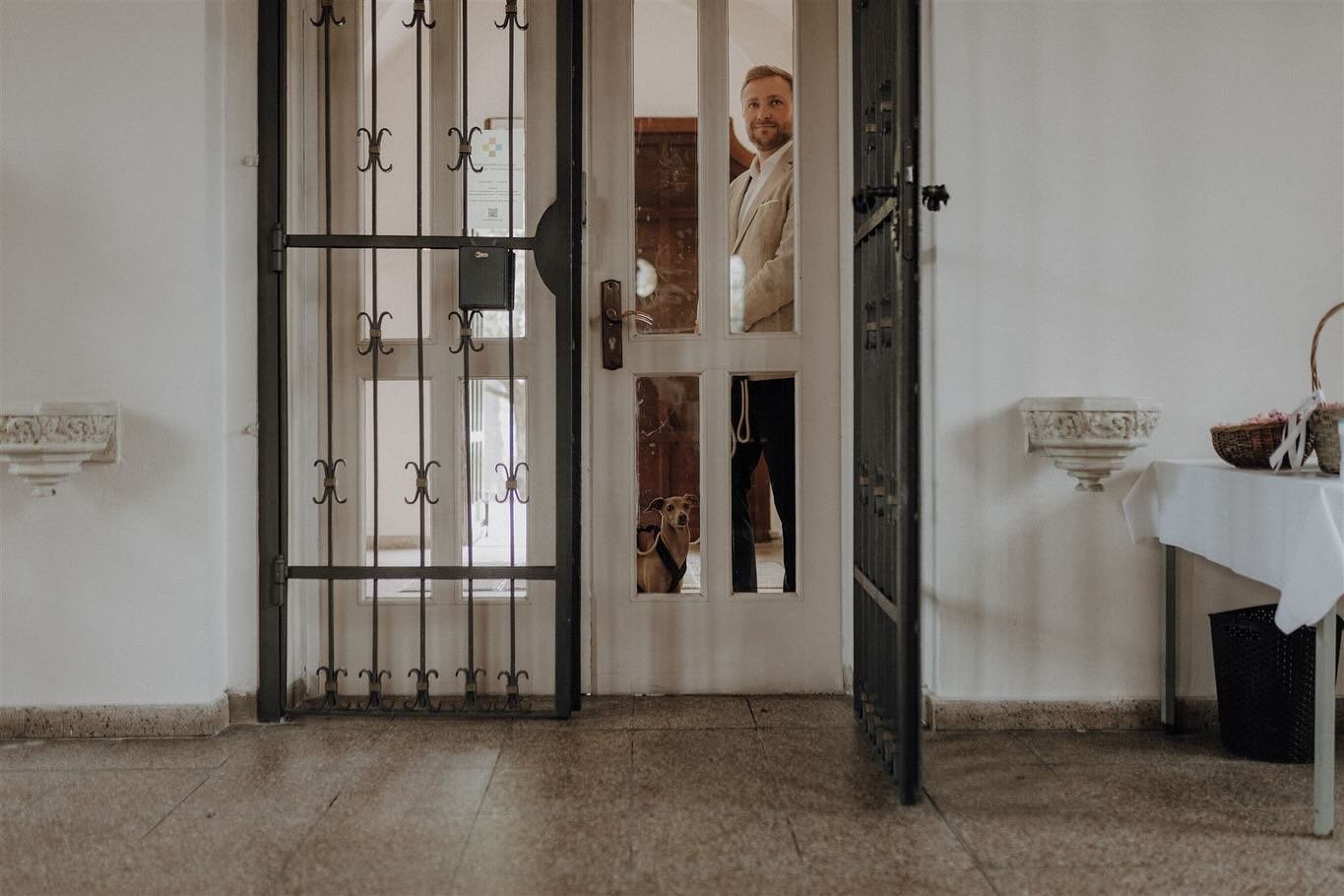 #undwenndulachst ::: E&amp;C 🖤 /// Wenn wir Hochzeitsfotografen oder auch -fotografinnen von &ldquo;die kleinen Momente dazwischen&rdquo; sprechen, meinen wir z.B. das hier. 🐶😍
.
.
www.undwenndulachst.de&nbsp;/// post@undwenndulachst.de