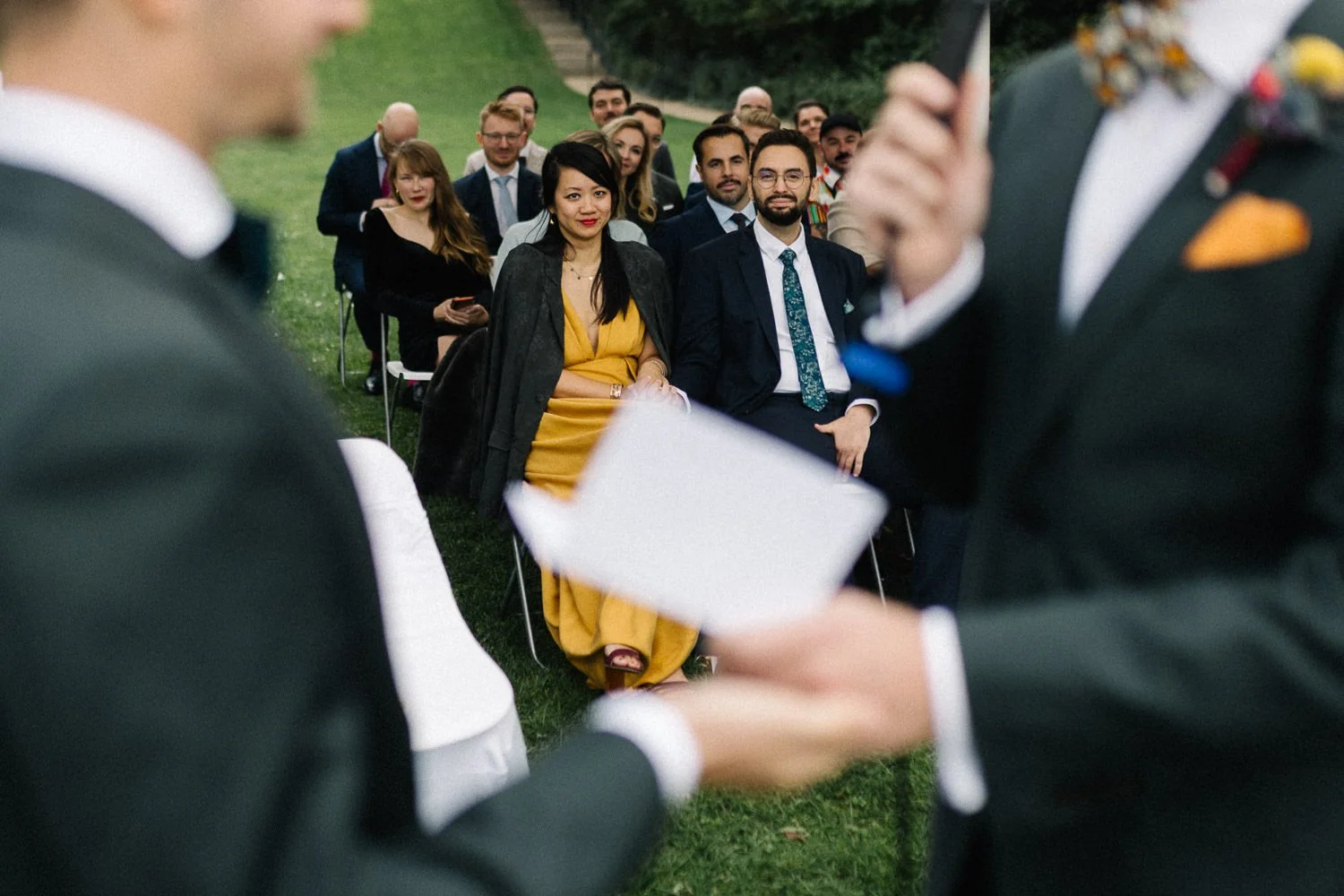 LGBTQ Trauung in Garten von Villa Blumenfisch, Hochzeitsfotograf Potsdam