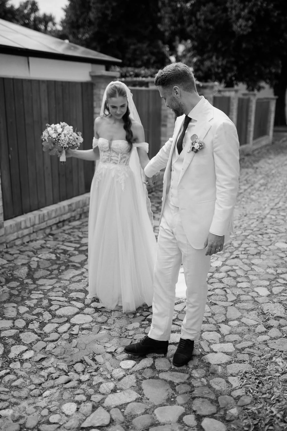 Hochzeitspaar läuft Weg entlang, Schwarzweiß Foto