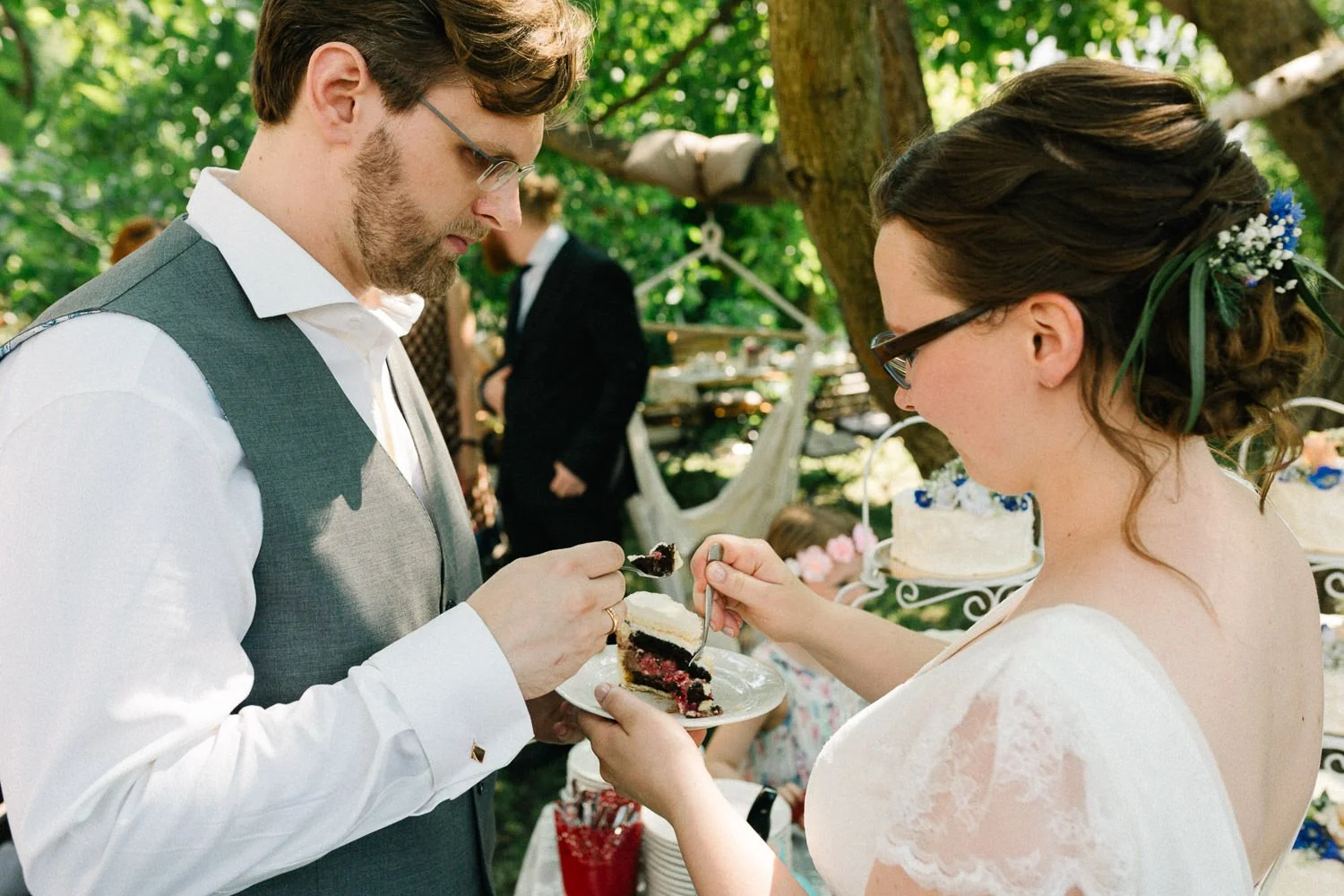 Brautpaar isst Hochzeitstorte