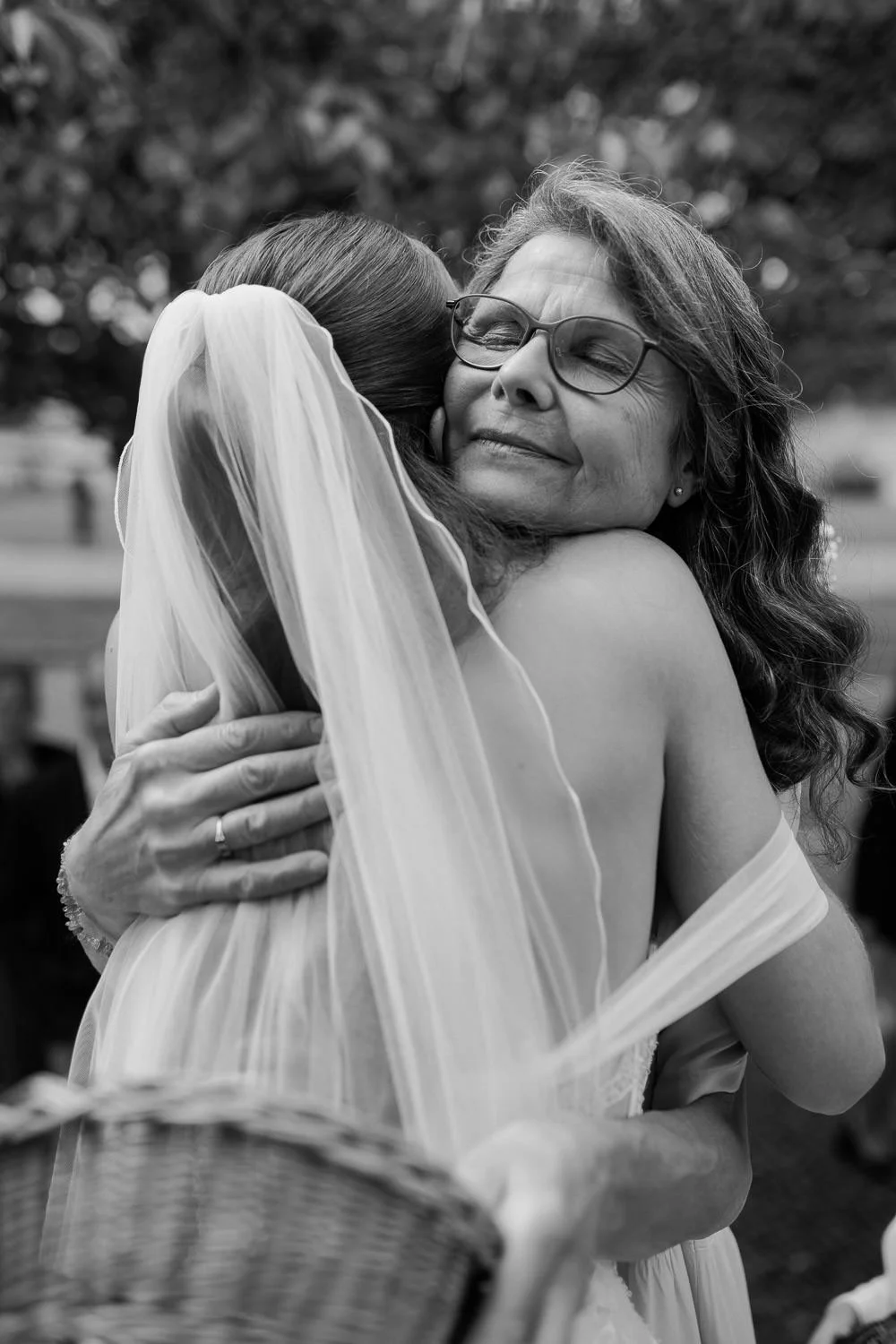 Mutter gratuliert Braut, Schwarzweiß Foto