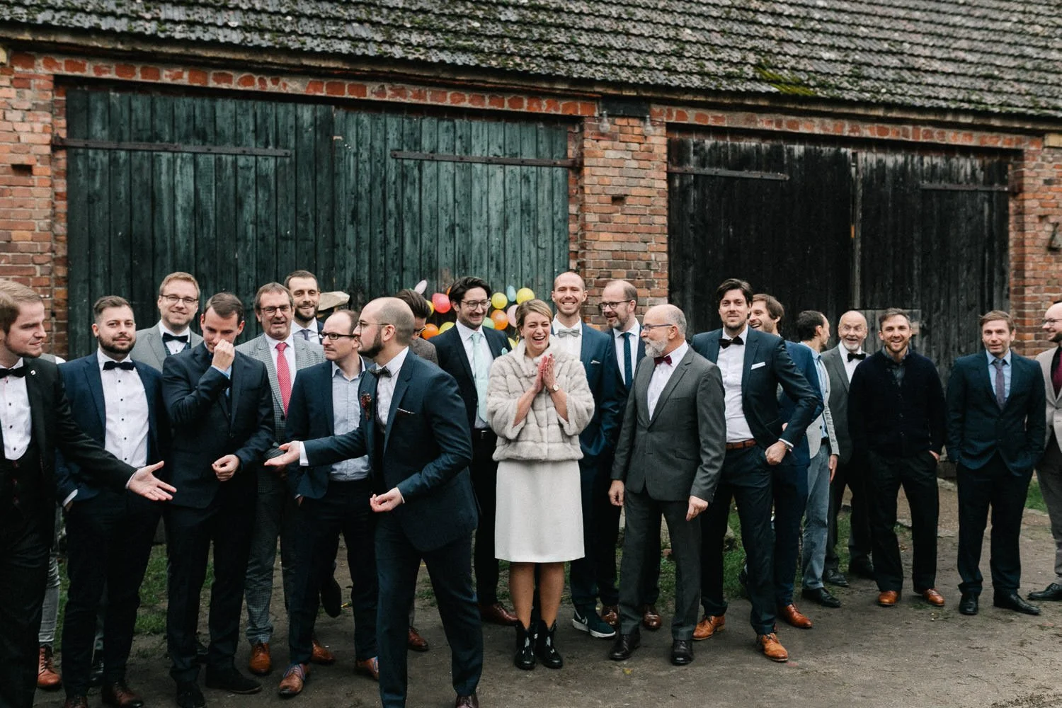 Gruppenfoto Hochzeitsgesellschaft Haus am Bauernsee Dobbrikow vor Scheune