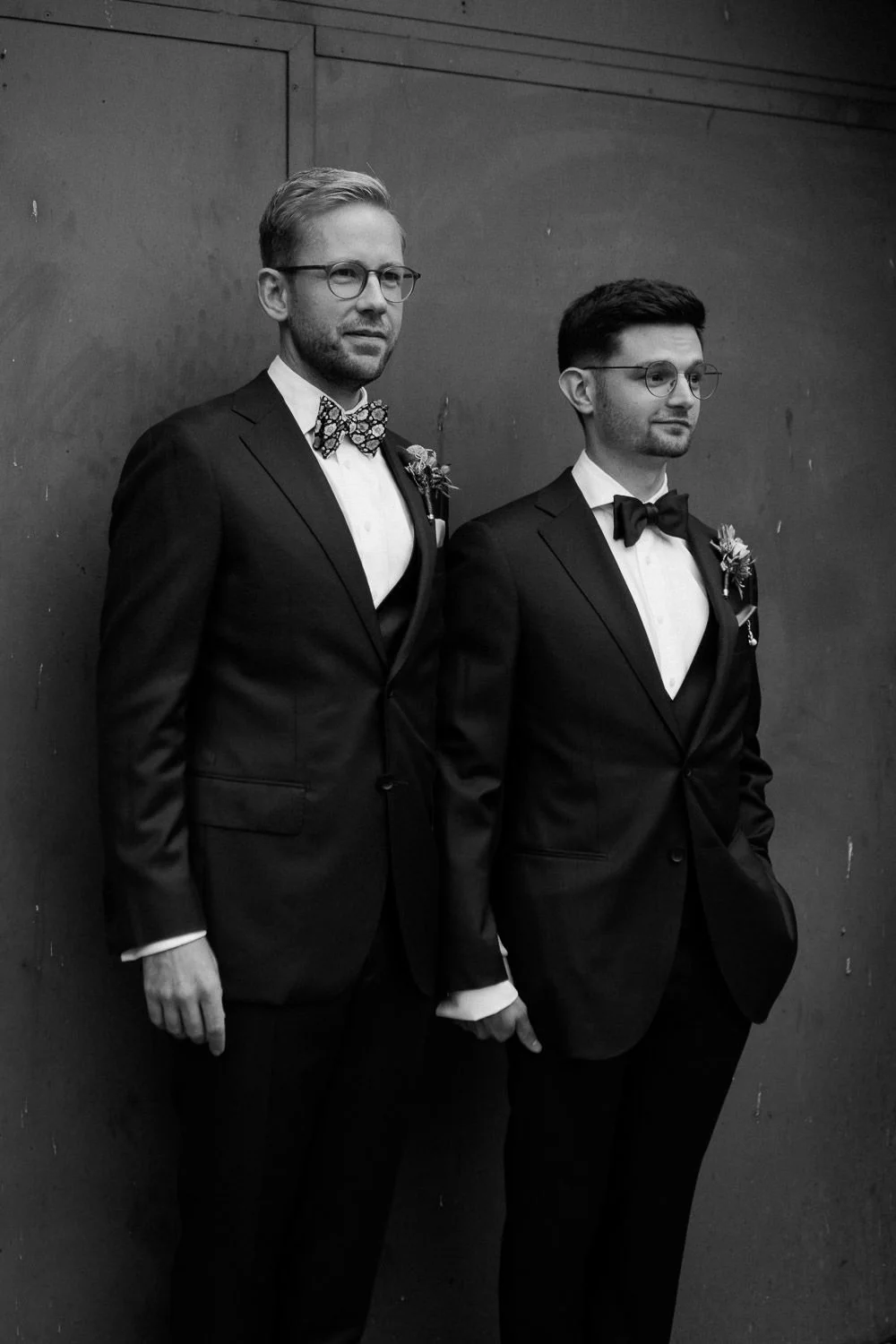 LGBTQ Hochzeitspaar steht vor Tür, Schwarzweiß Foto