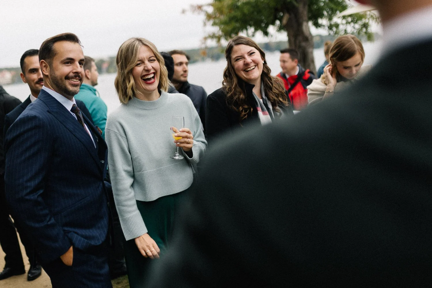 Hochzeitsgäste lachend